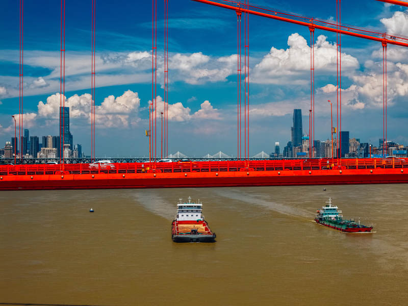 红桥碧水映城景图片