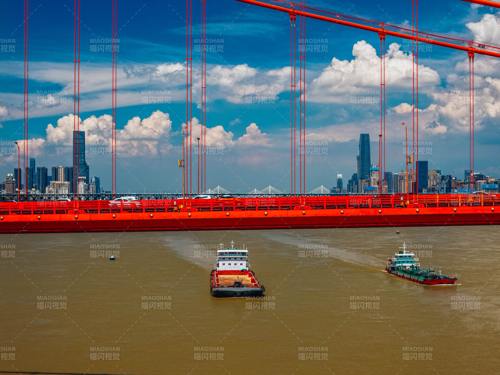 红桥碧水映城景图片