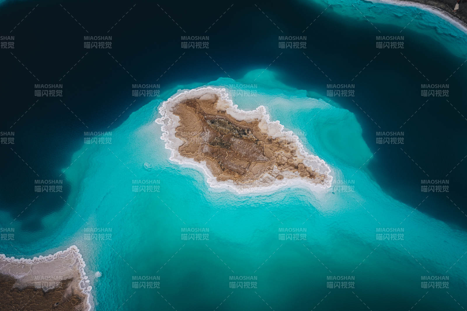 碧海孤岛航拍图图片