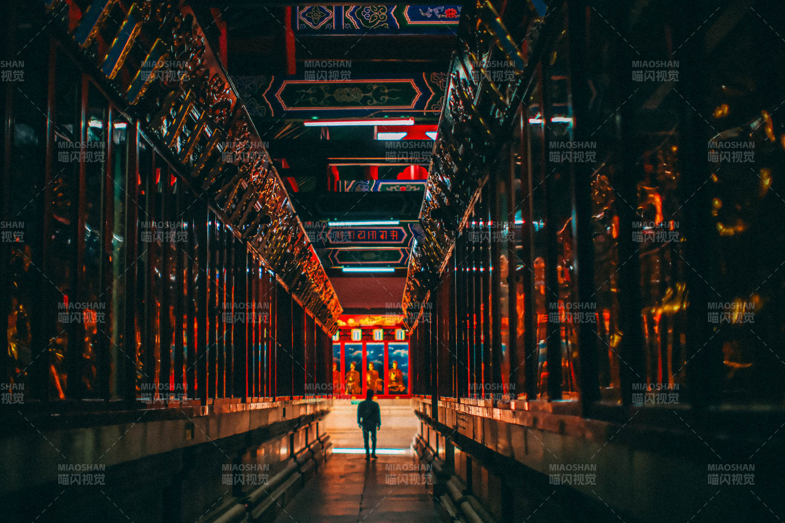 霓虹长廊尽头人影图片