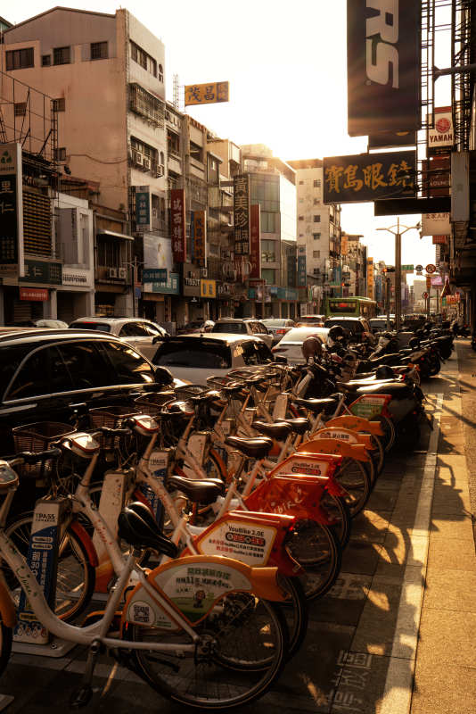 城市街景自行车停放图片