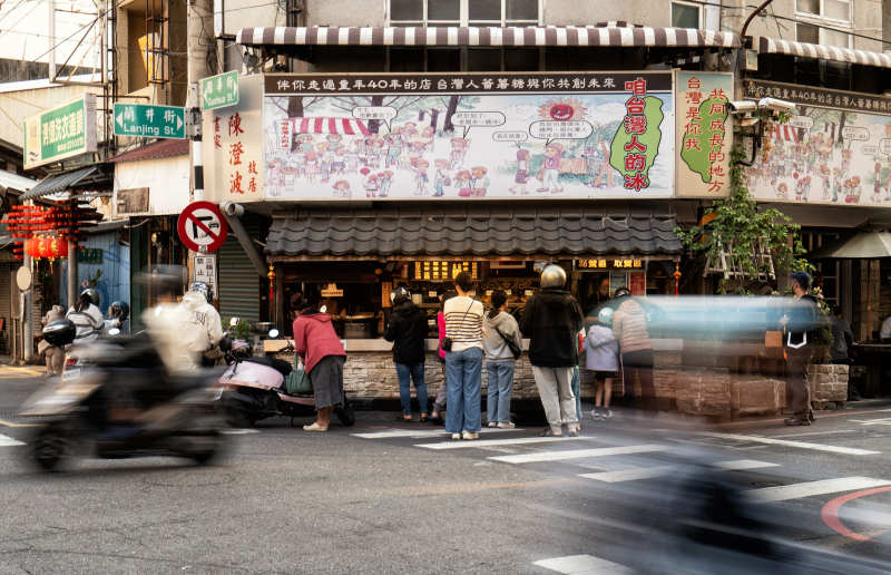 街边小吃摊前人潮图片