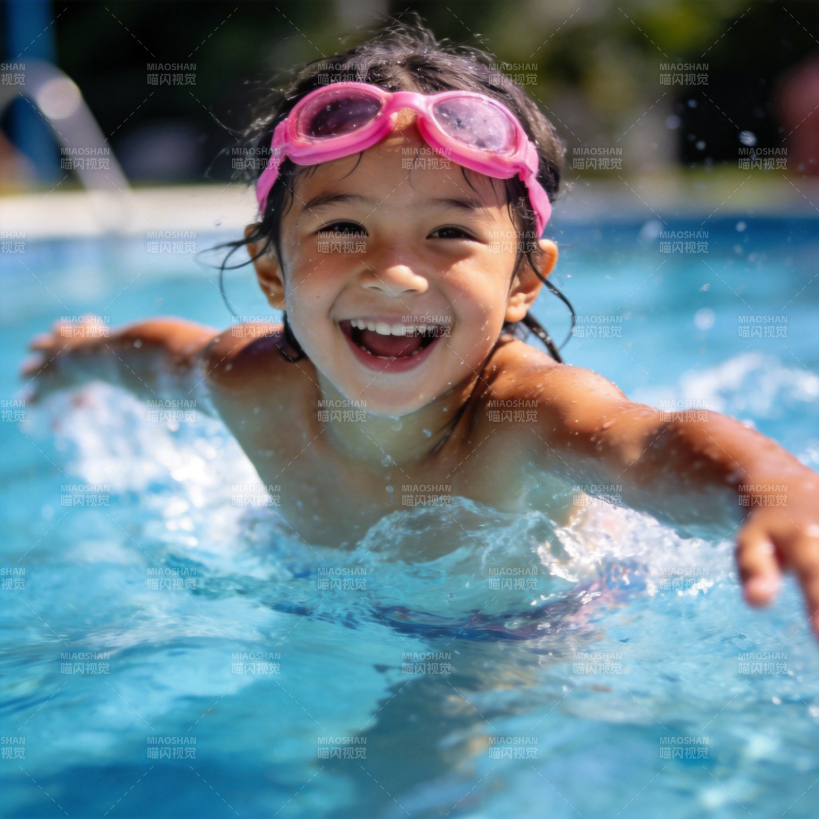 泳池欢笑小天使图片