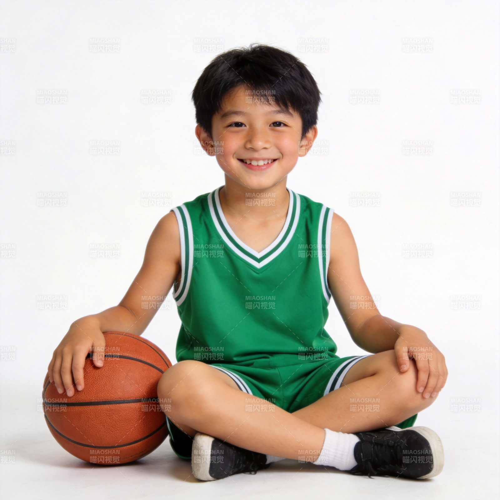 小篮球手微笑坐姿图片