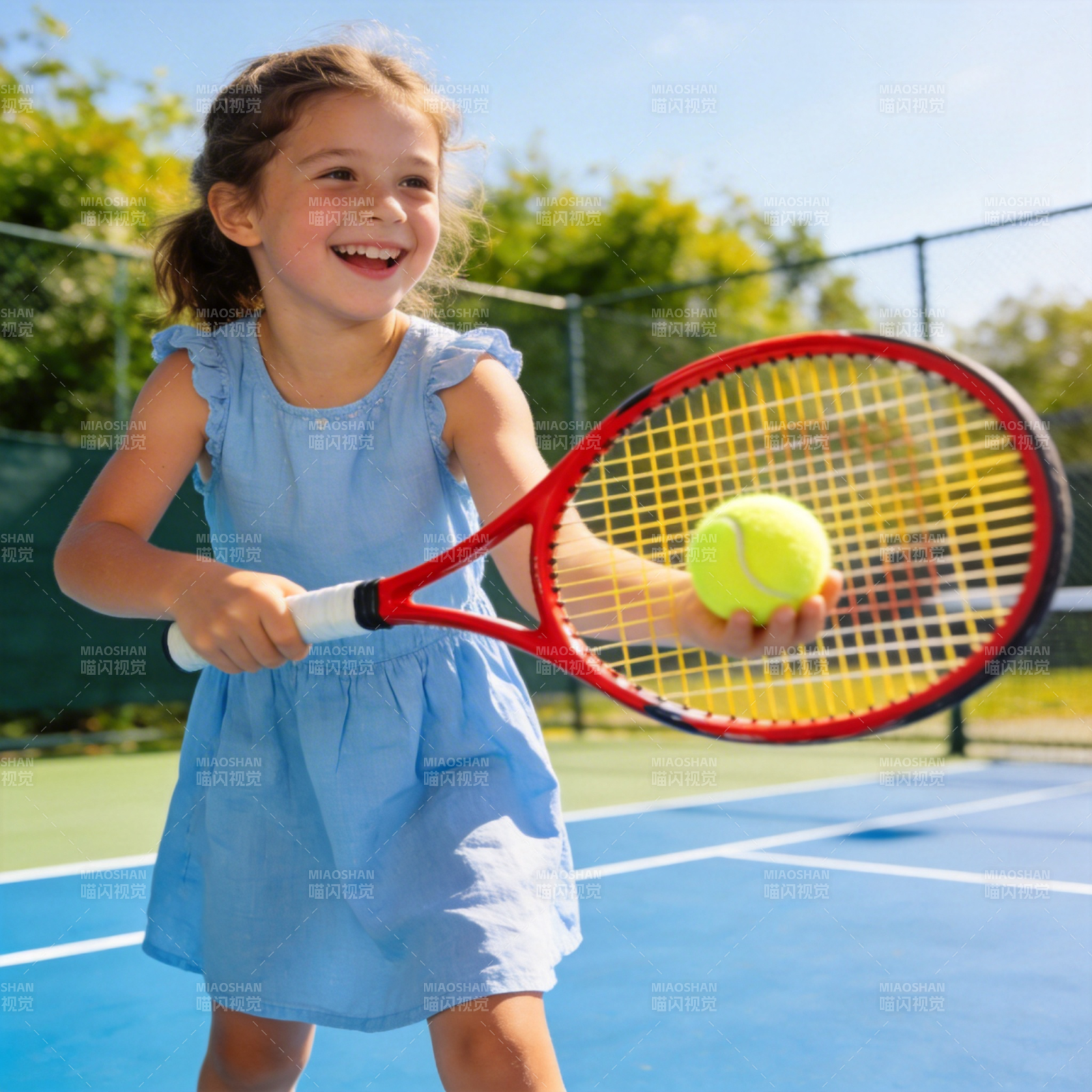 小女孩打网球图片