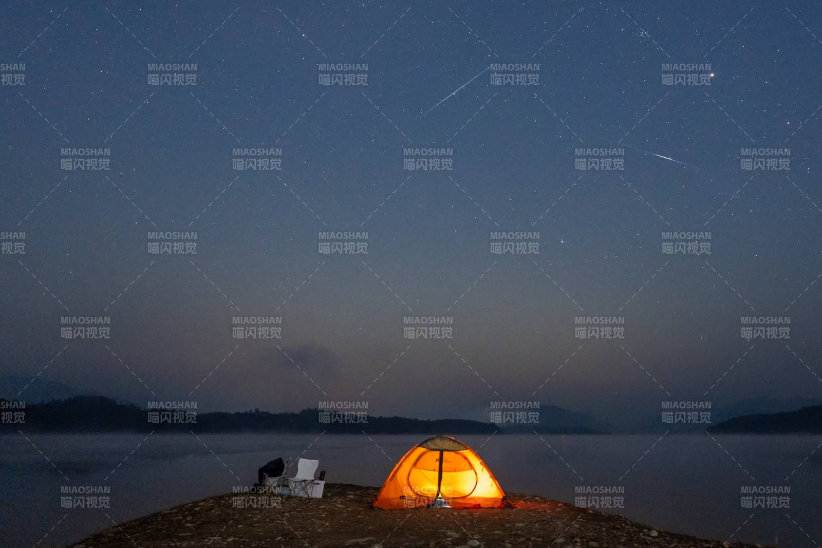 星空下的露营夜景图片