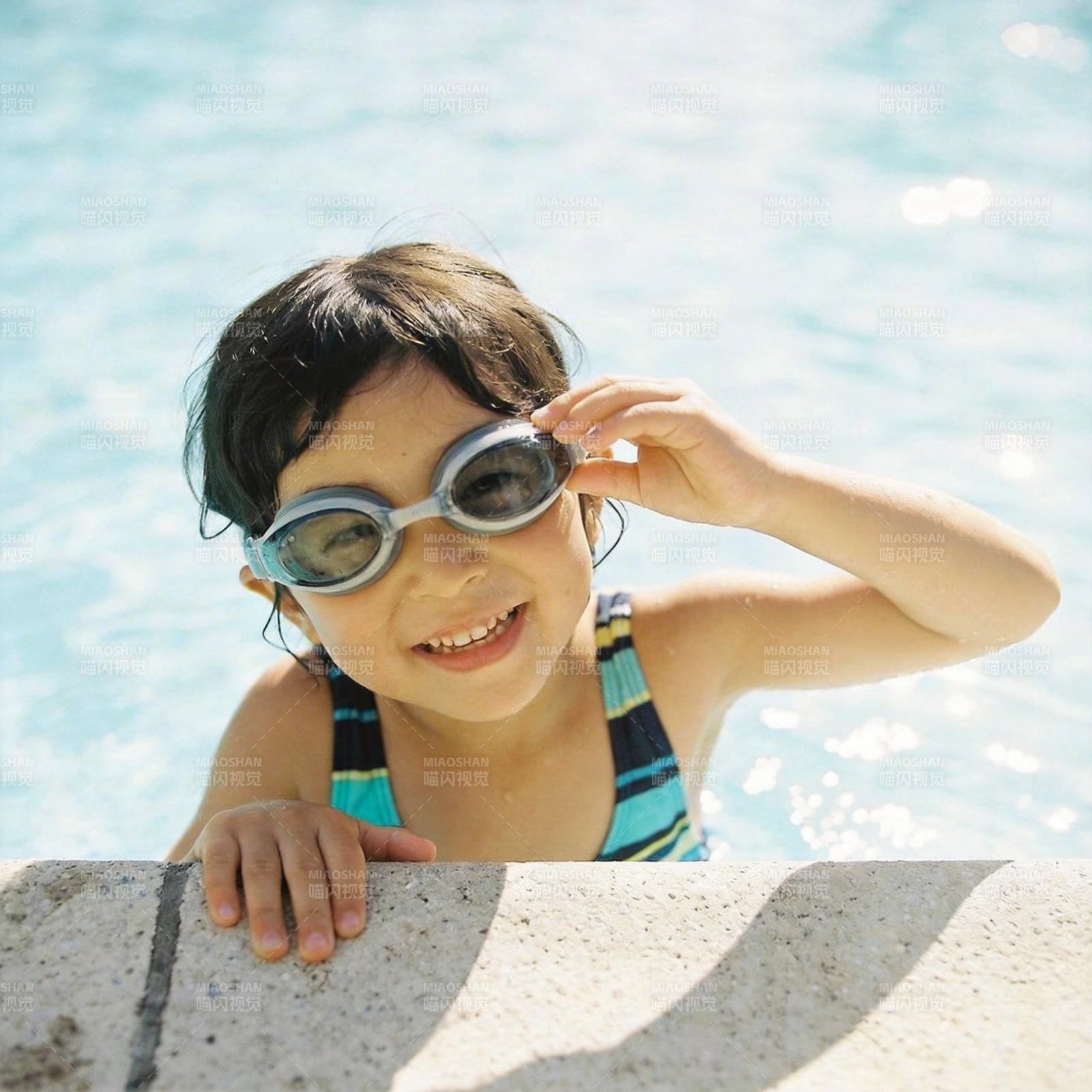 泳池边的快乐女孩图片