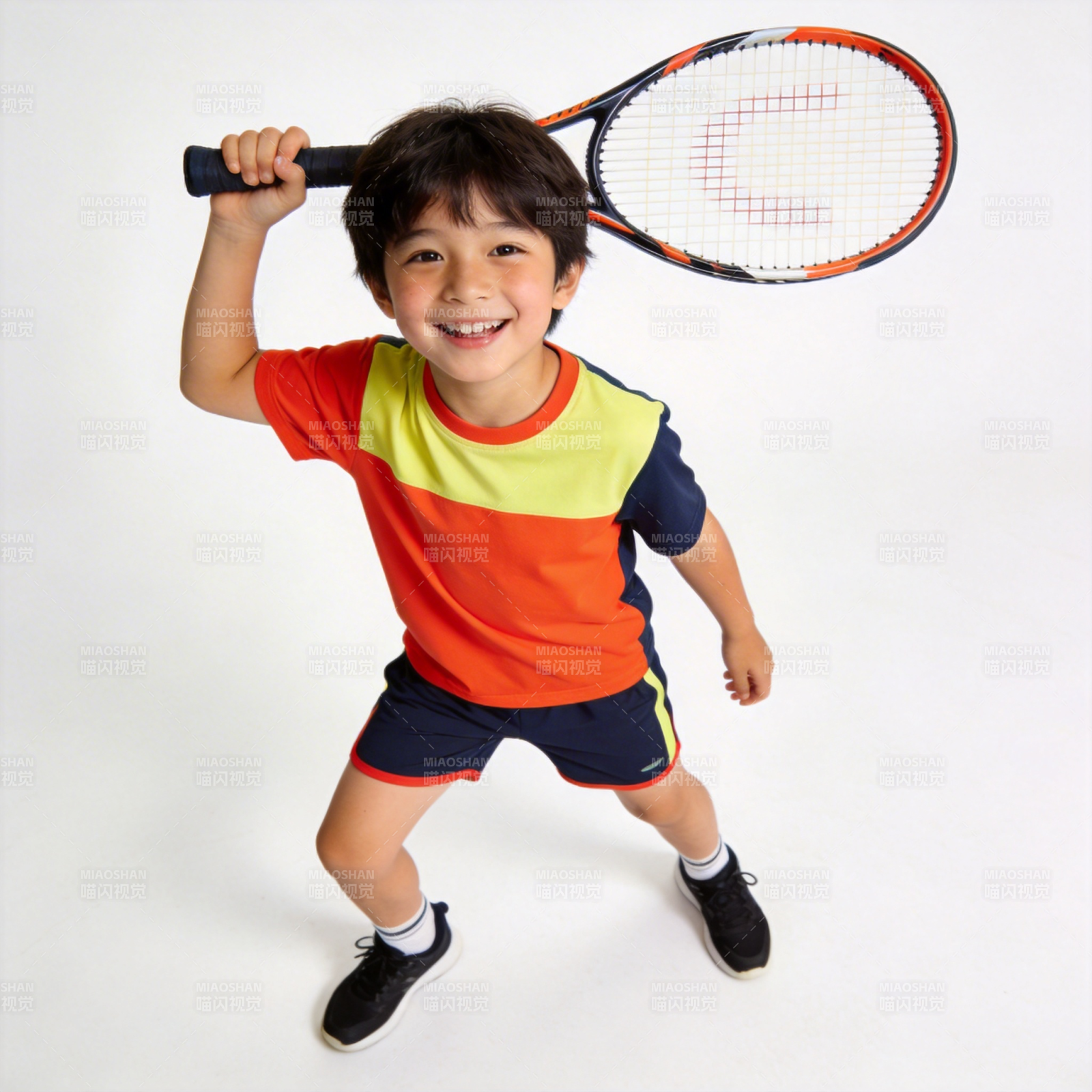 小球童挥拍微笑图片