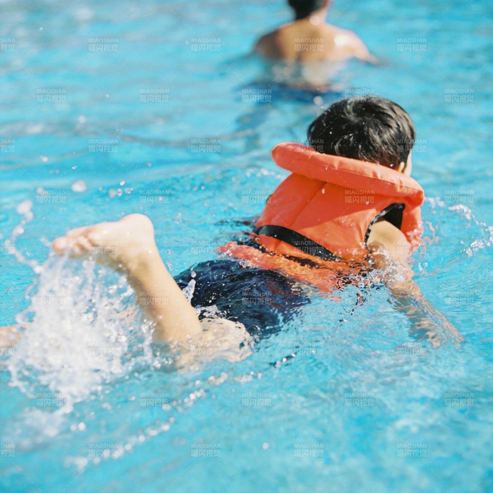 泳池嬉戏 安全第一图片