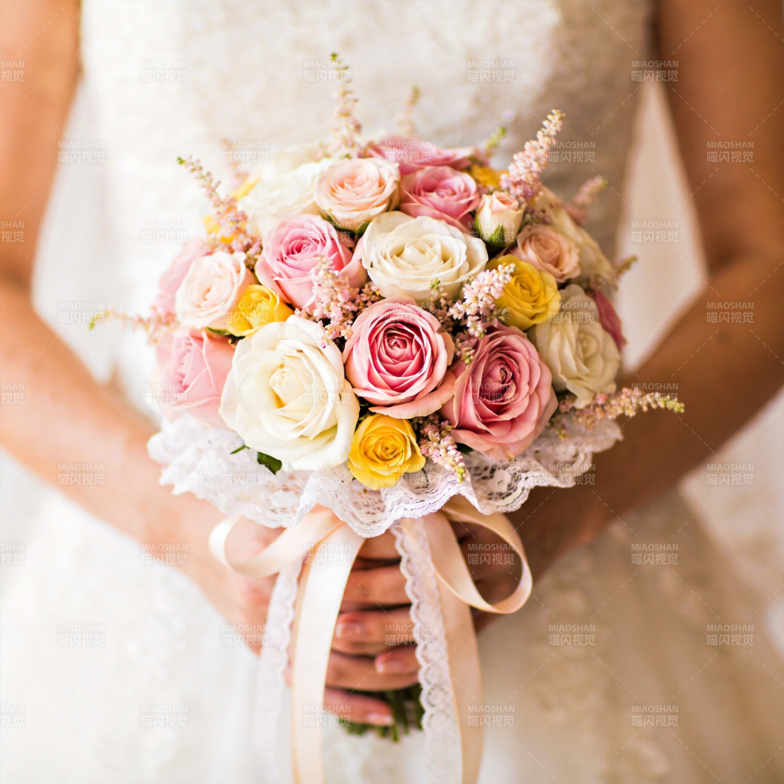 新娘手捧花束图片