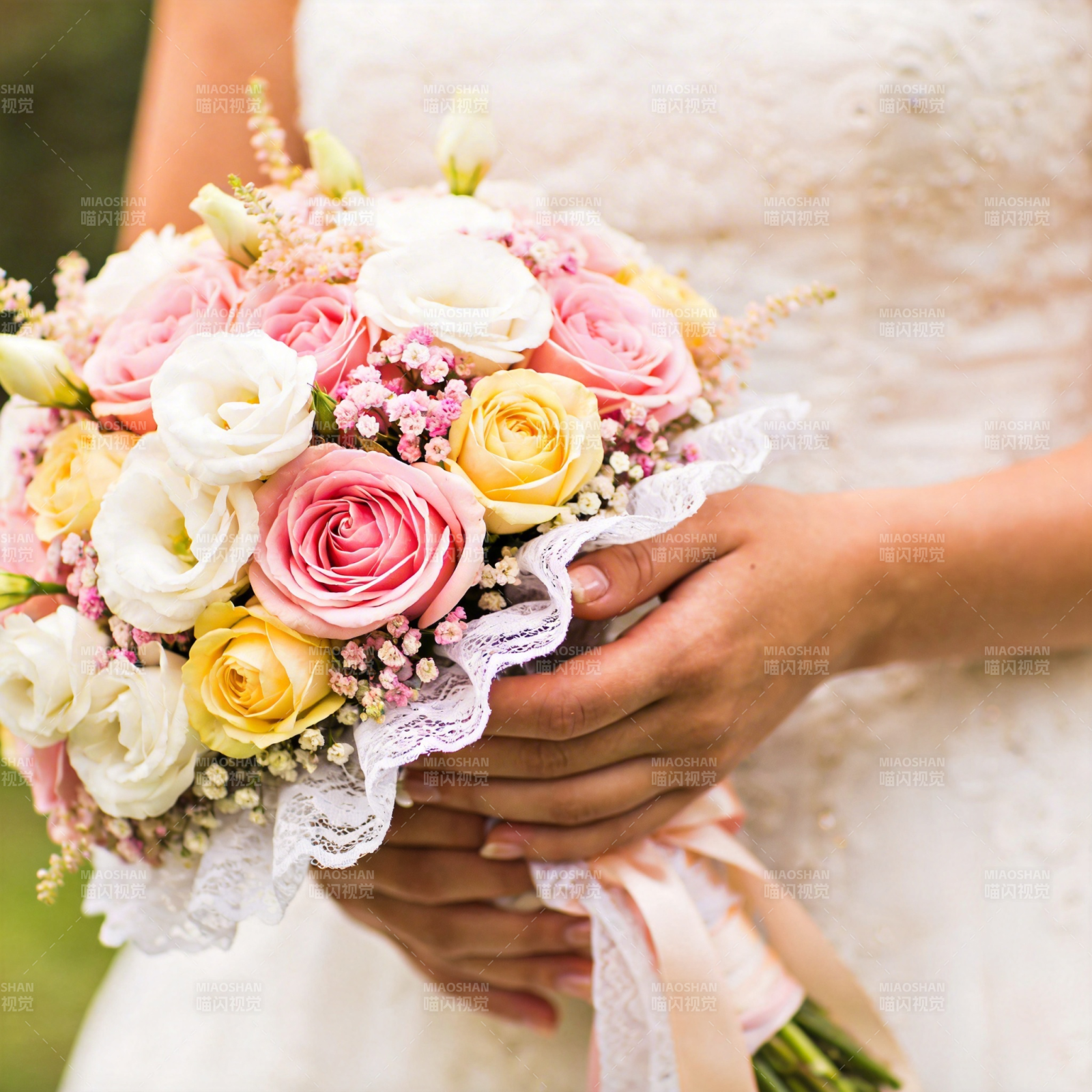新娘手捧花束图片