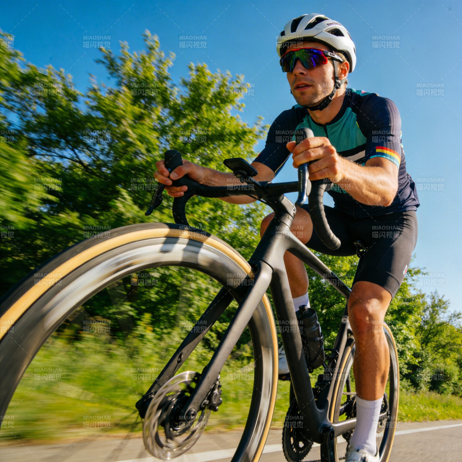 骑行者疾驰在绿道上图片