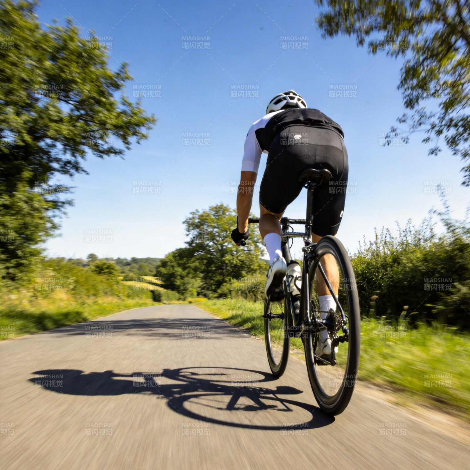 骑行者疾驰乡间路图片