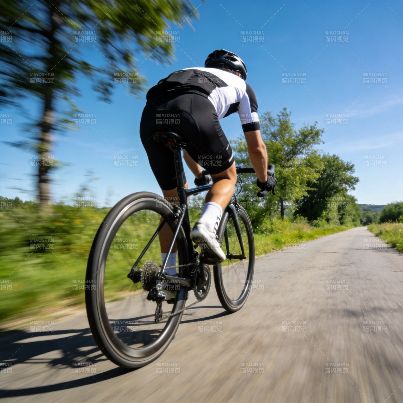 骑行者疾驰乡间路图片