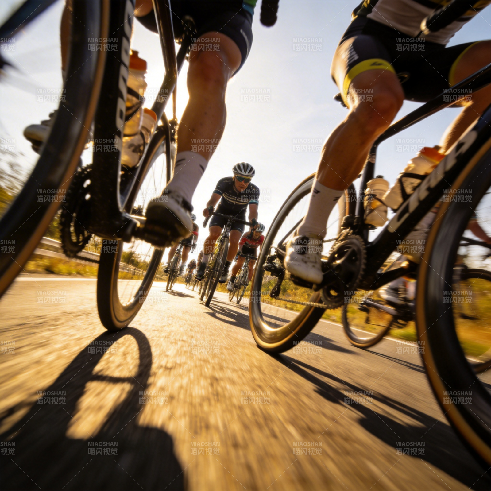 骑行竞速瞬间图片