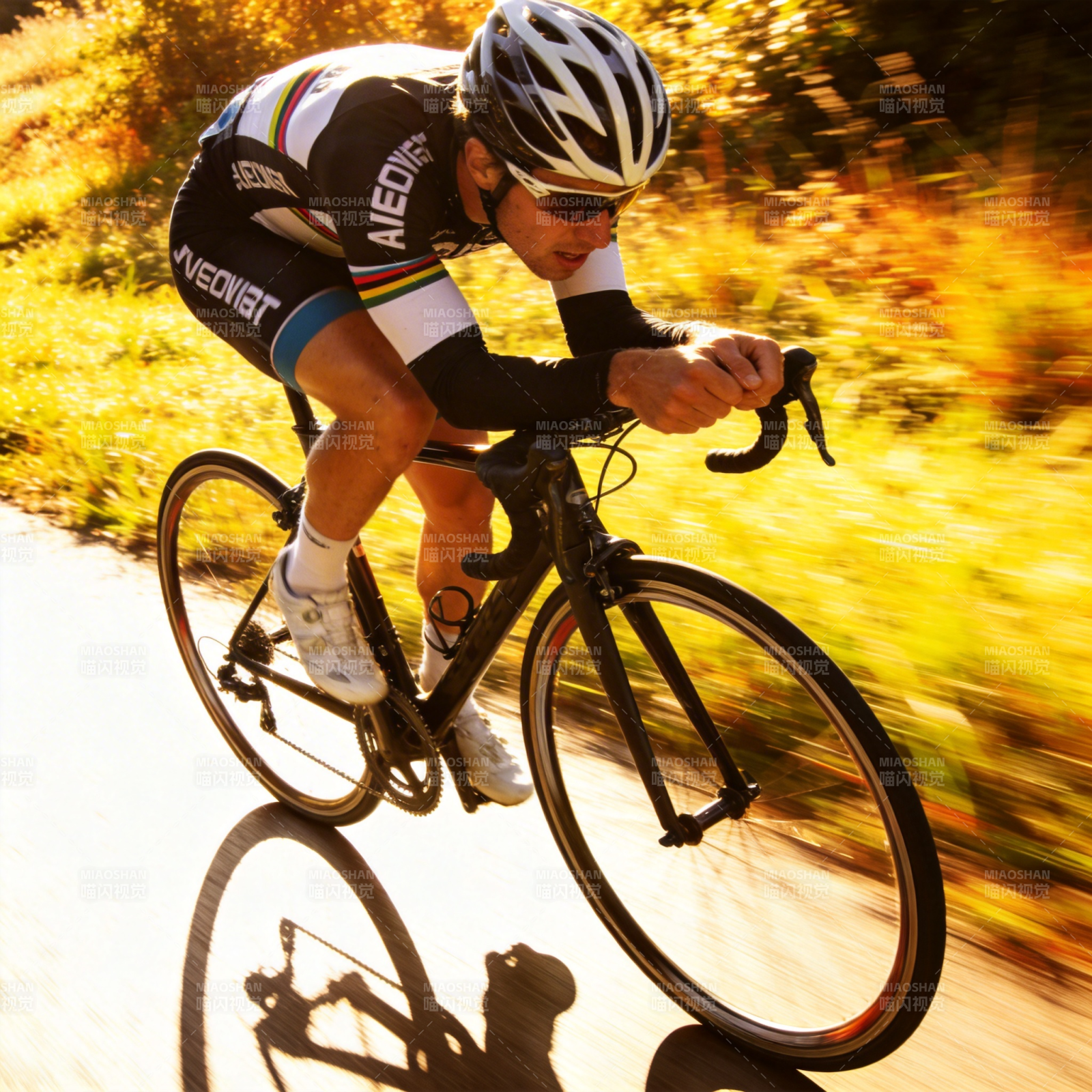 疾驰的骑行者图片