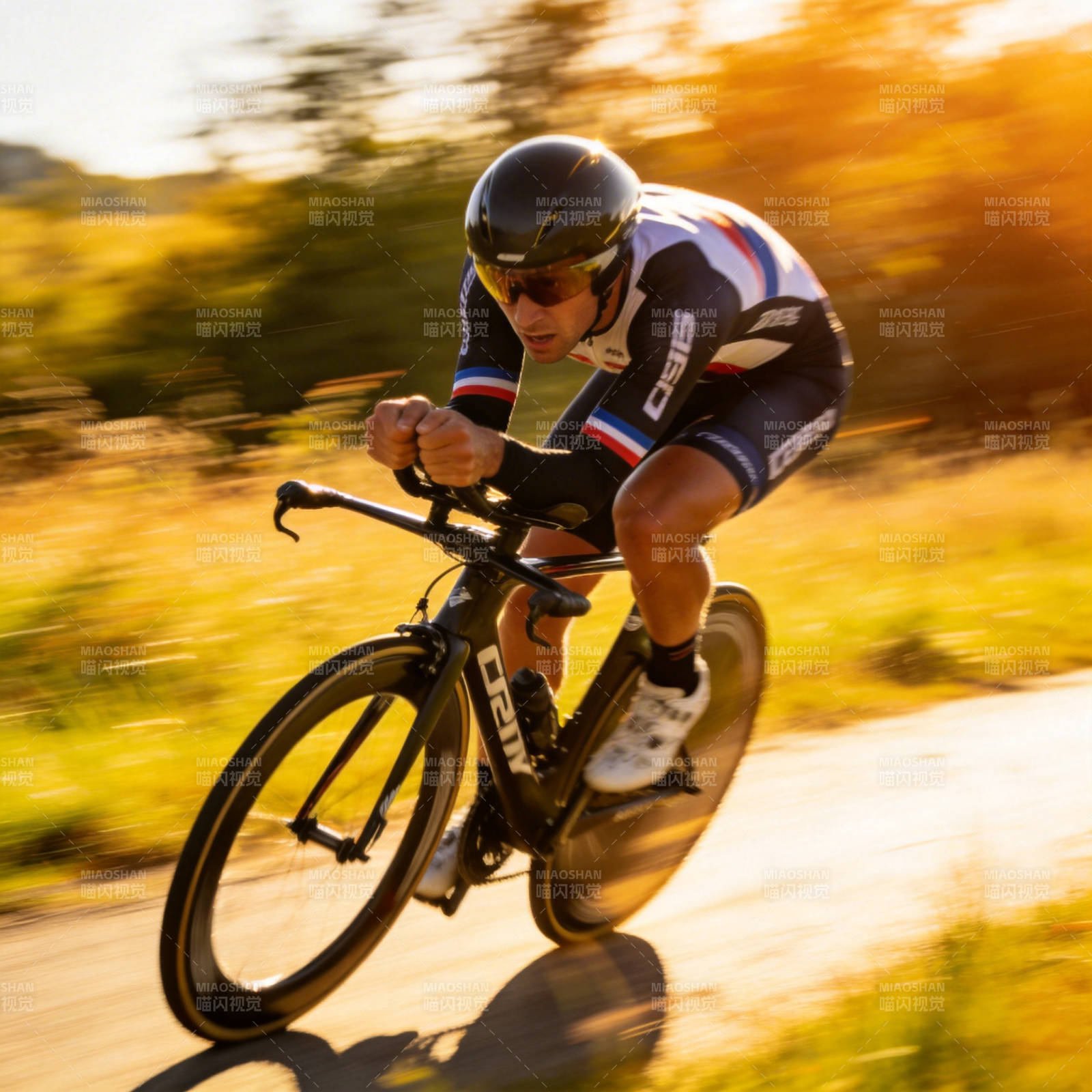 疾驰的骑行者图片