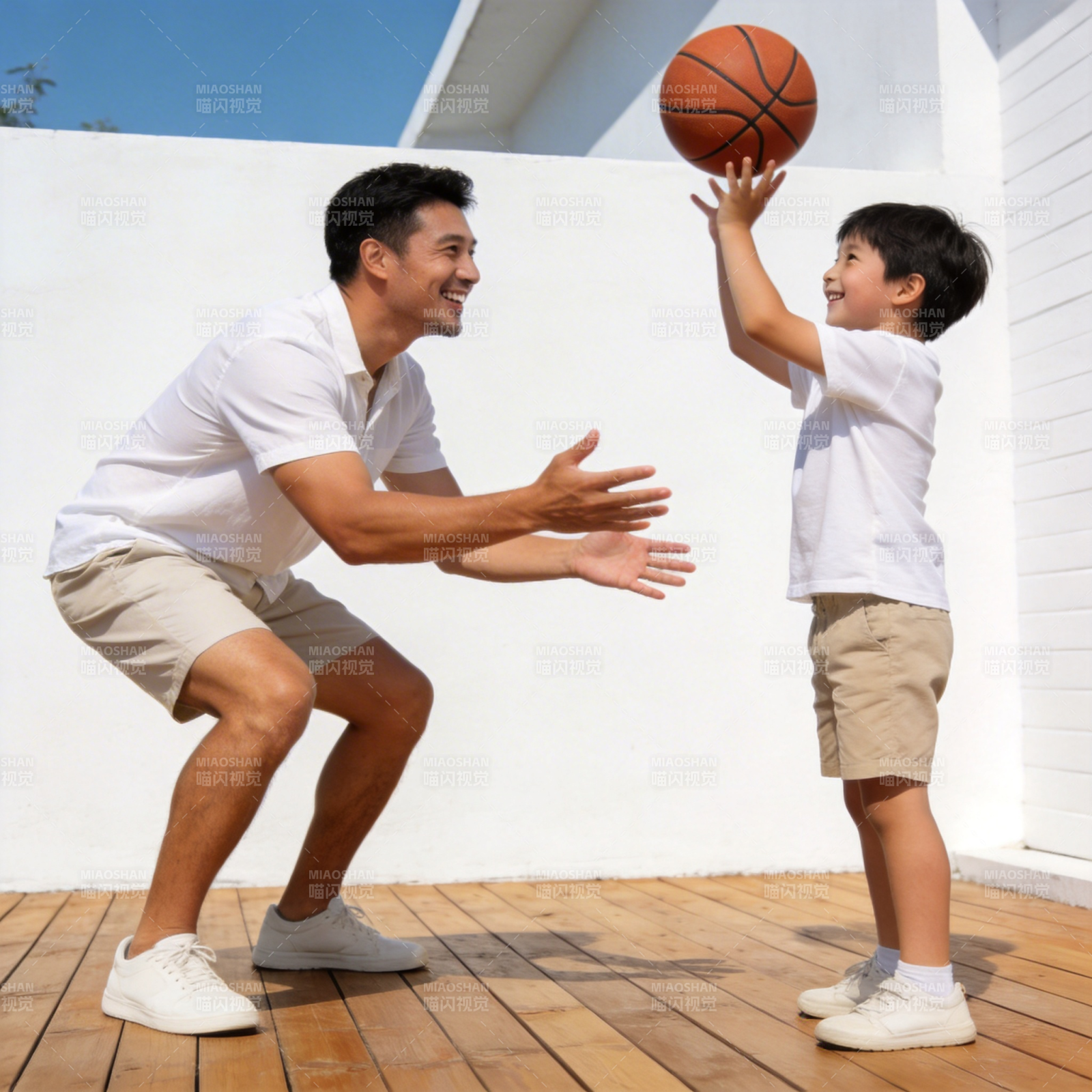 父子共玩篮球图片