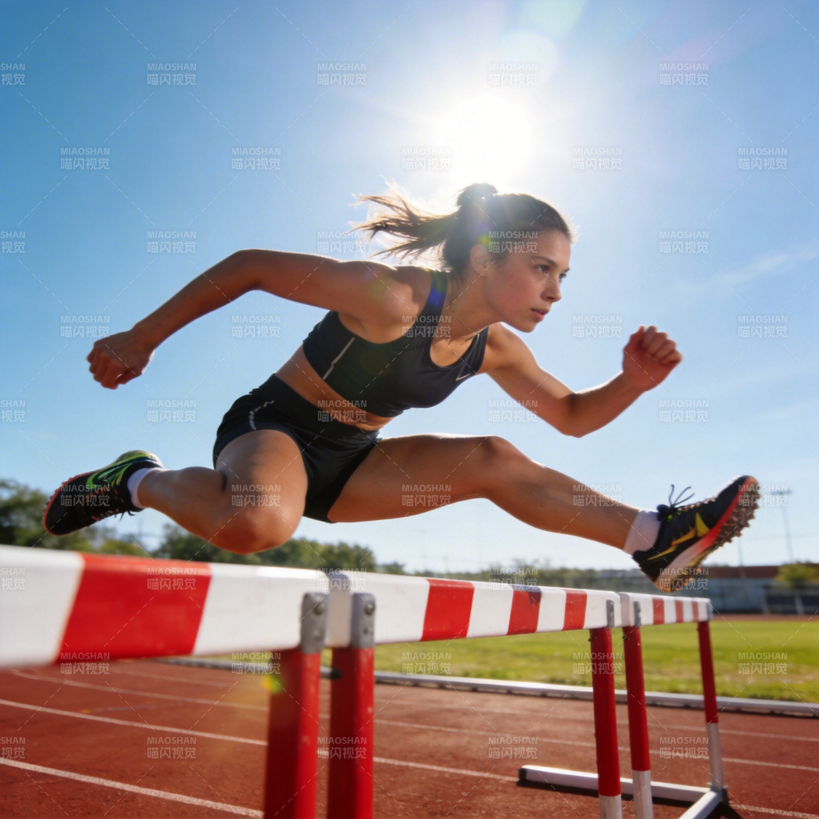 跨栏女运动员跃过障碍图片