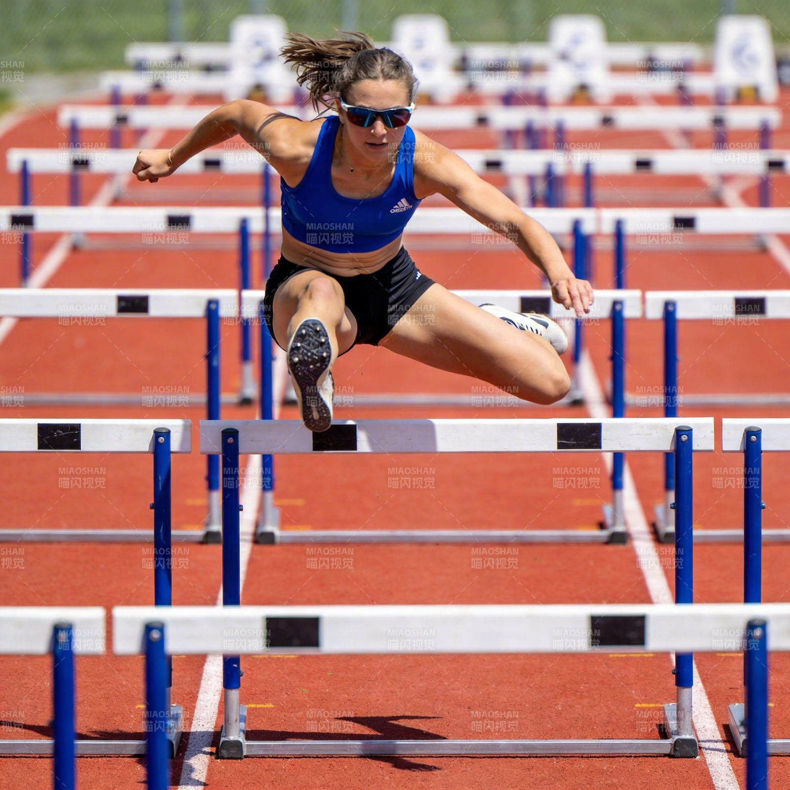 跨栏运动员跃过障碍图片