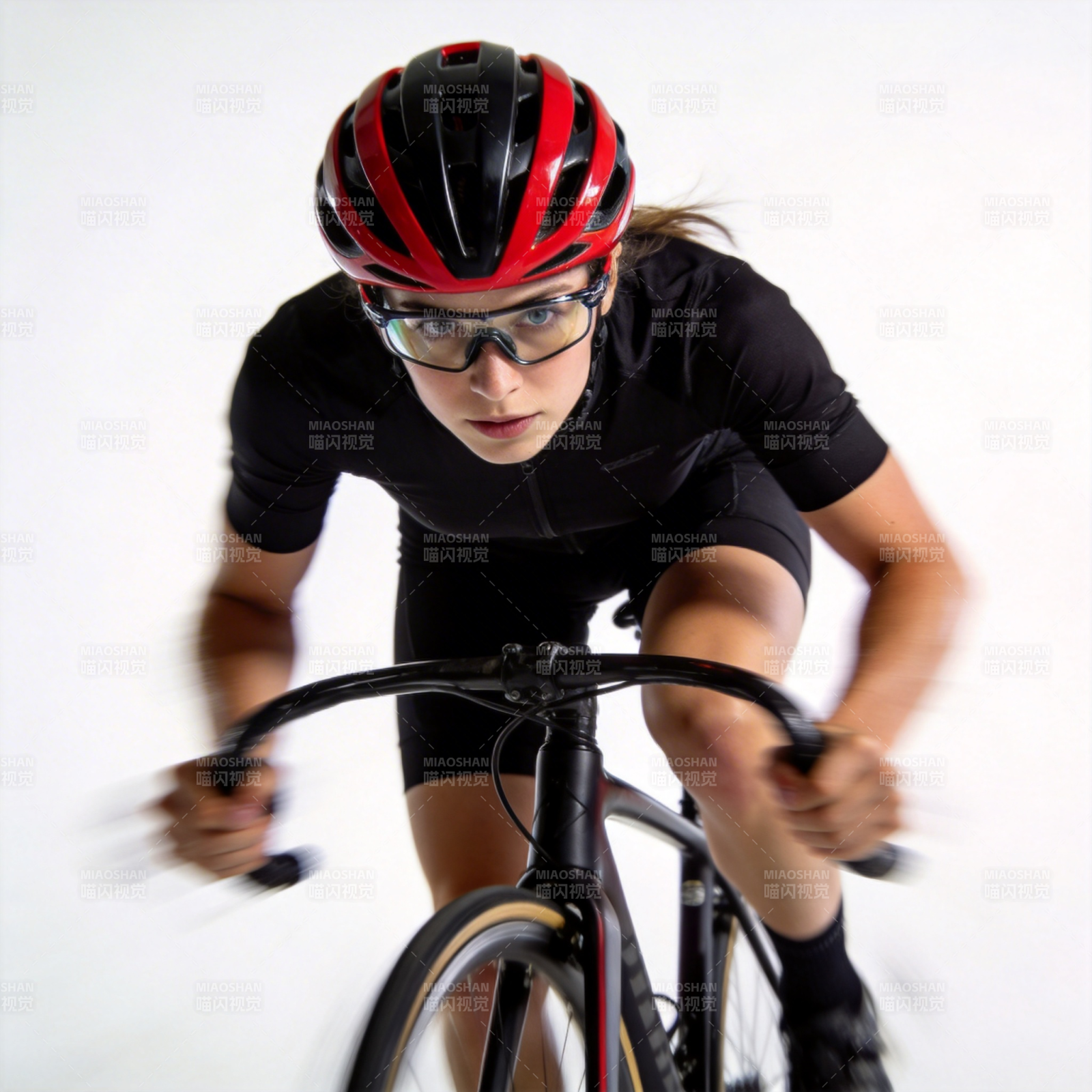 骑行者专注前行图片