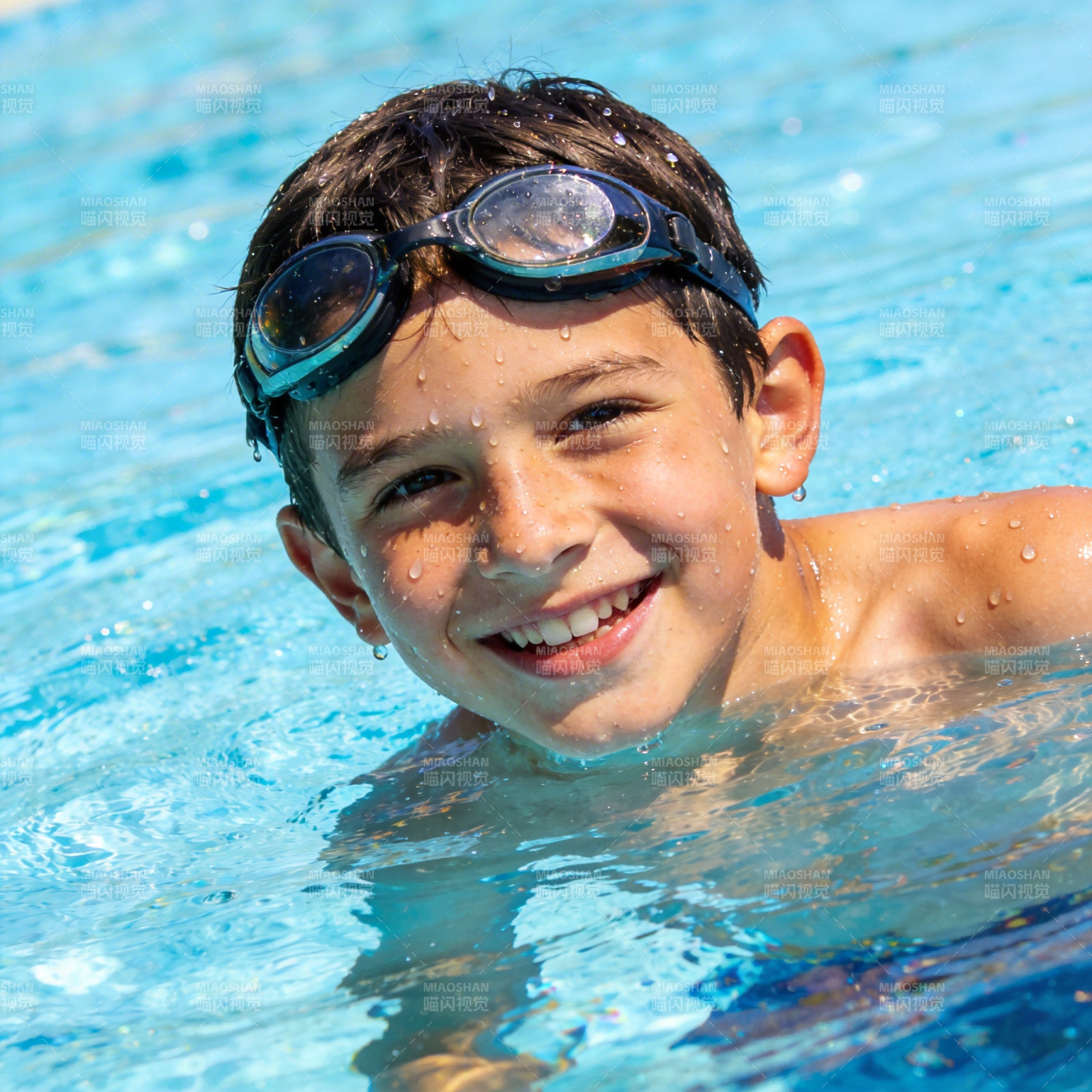 泳池里的快乐笑容图片