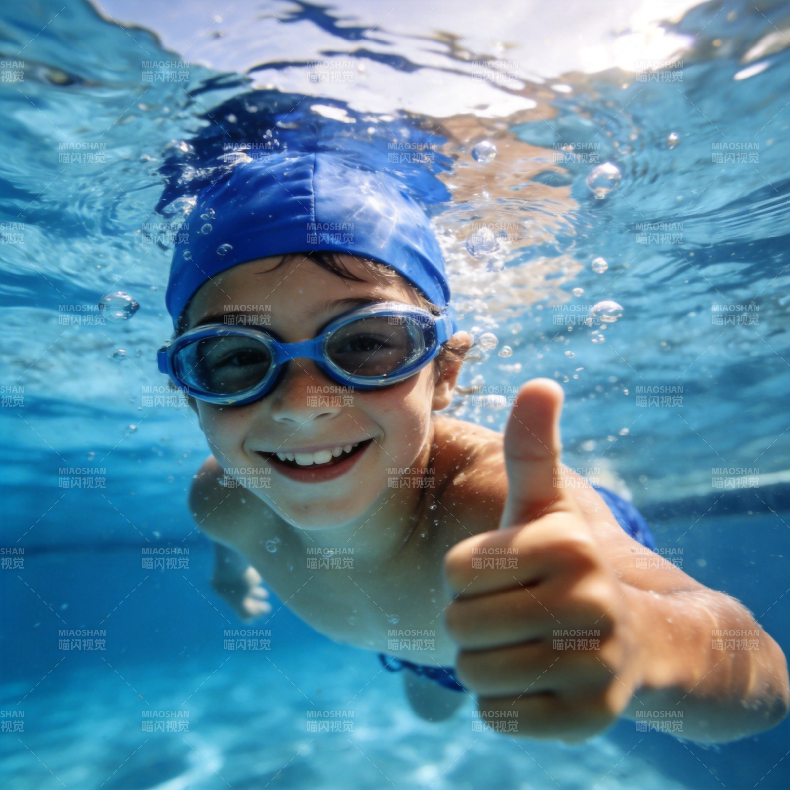 水下微笑的小泳者图片