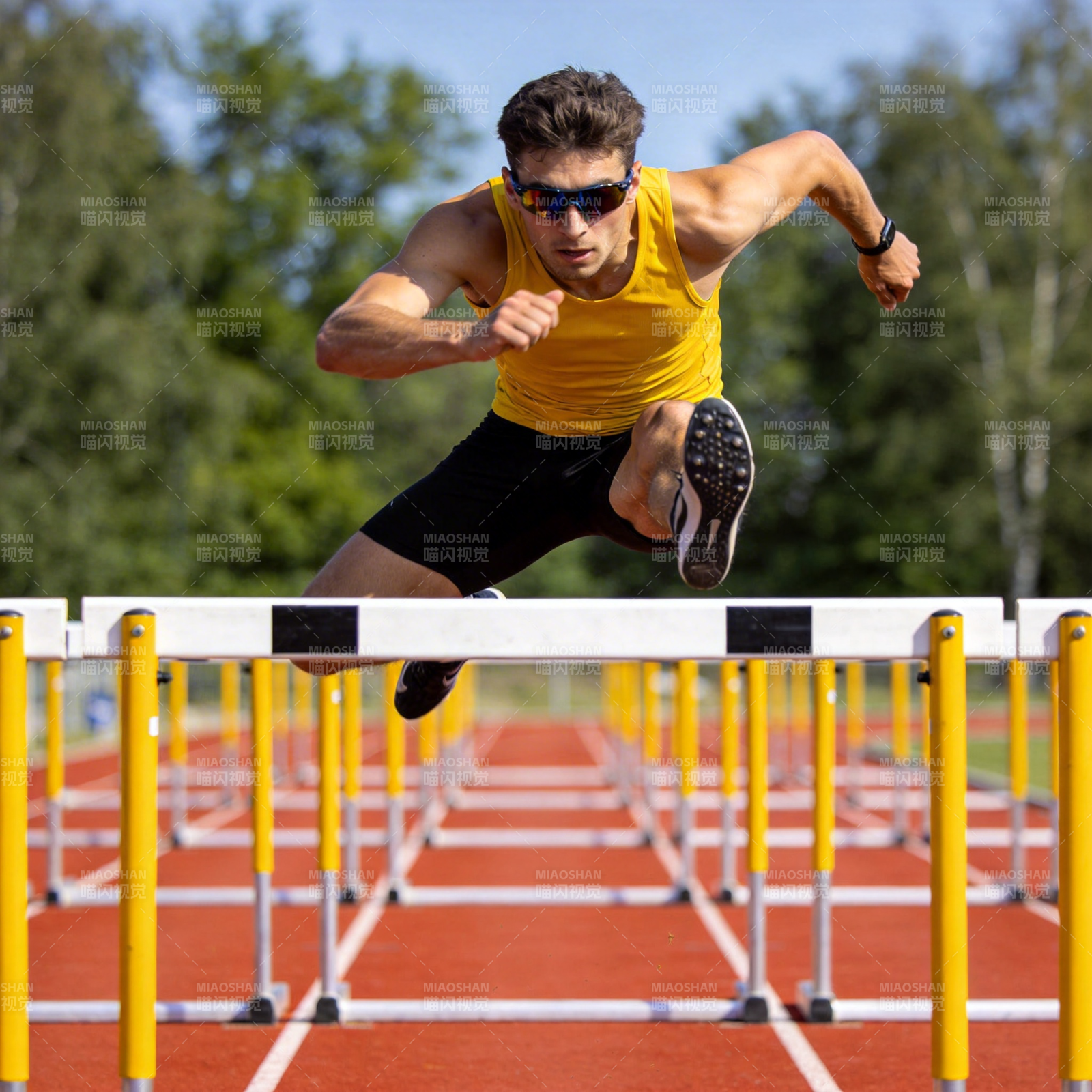 跨栏运动员跃过障碍图片