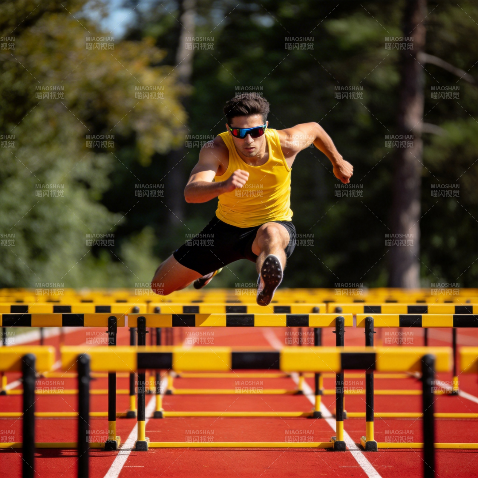 跨栏飞驰瞬间图片