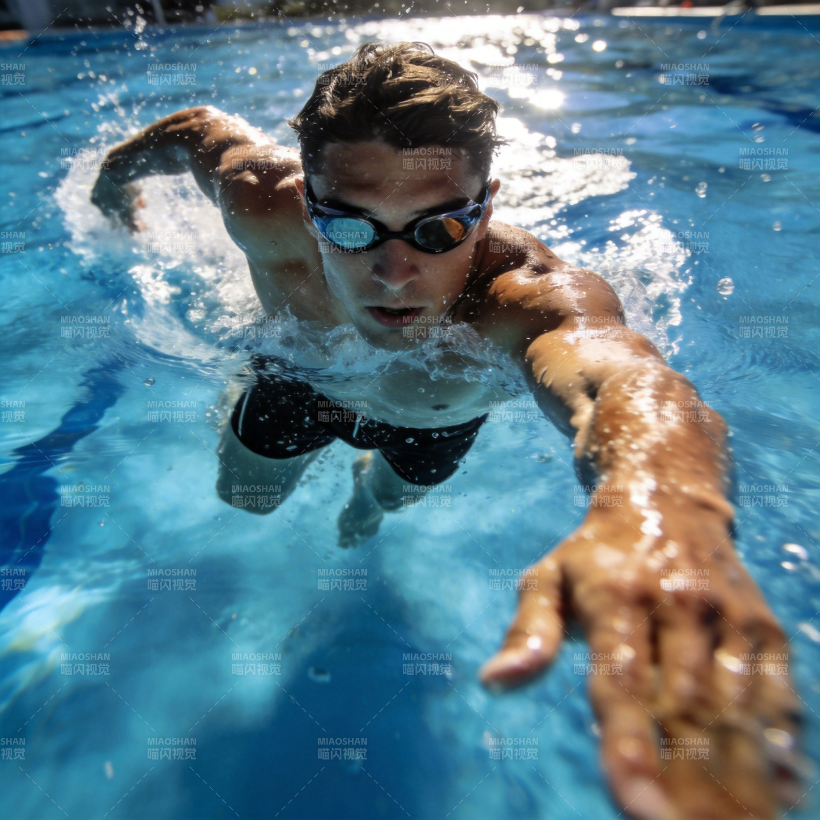 泳者破浪前行图片