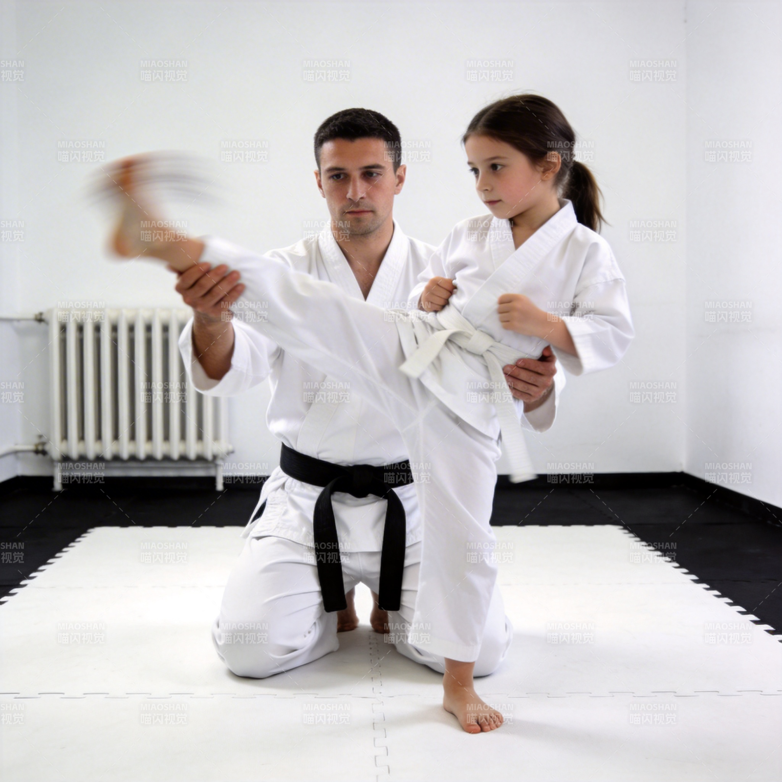 父女共练空手道图片