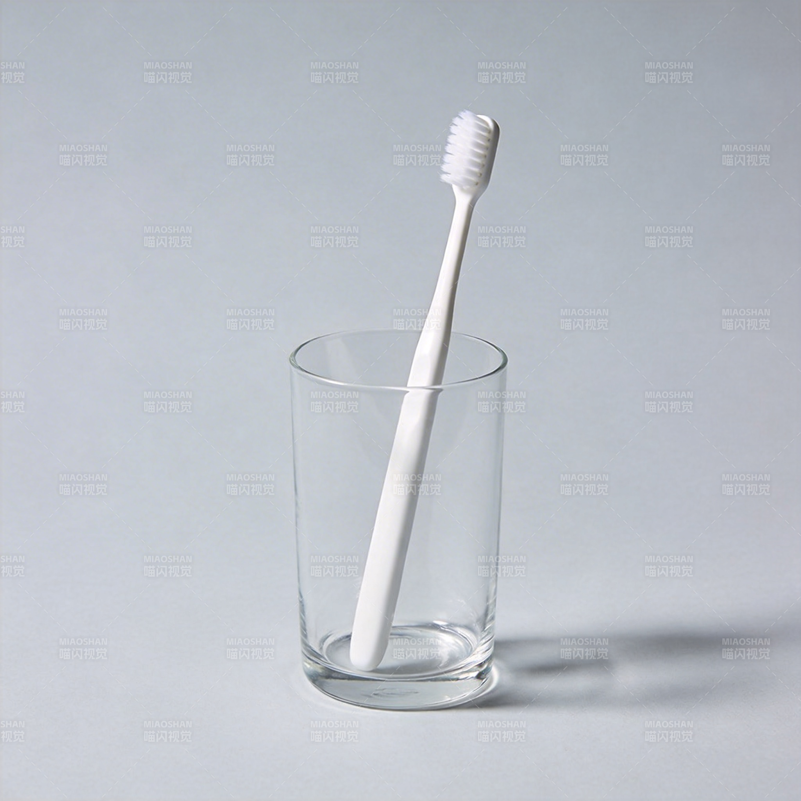 牙刷置于透明杯中图片