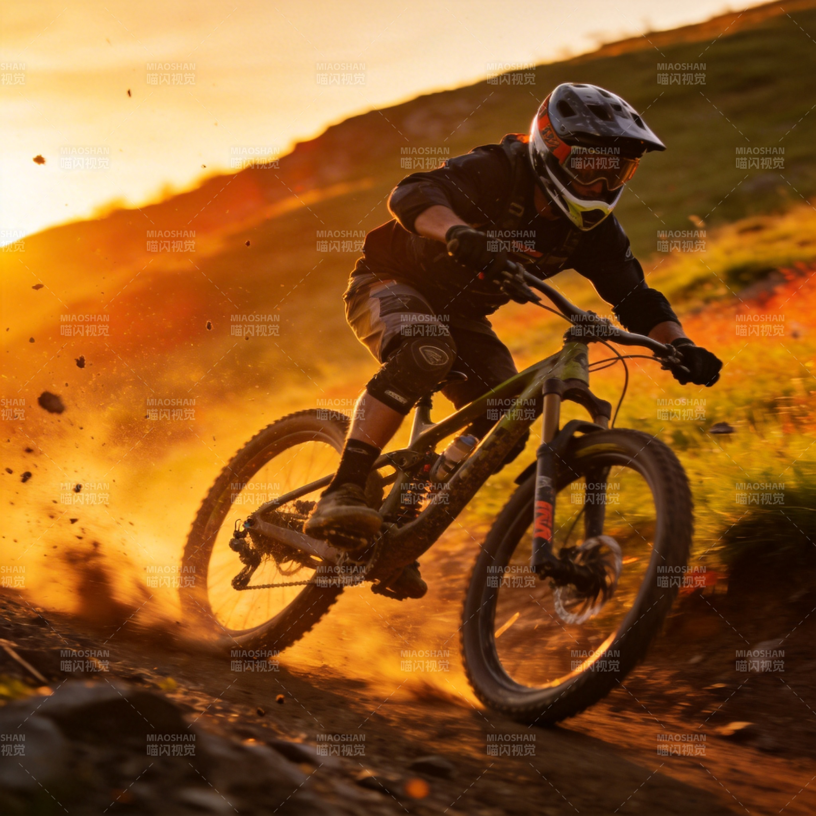 山地骑行 夕阳疾驰图片