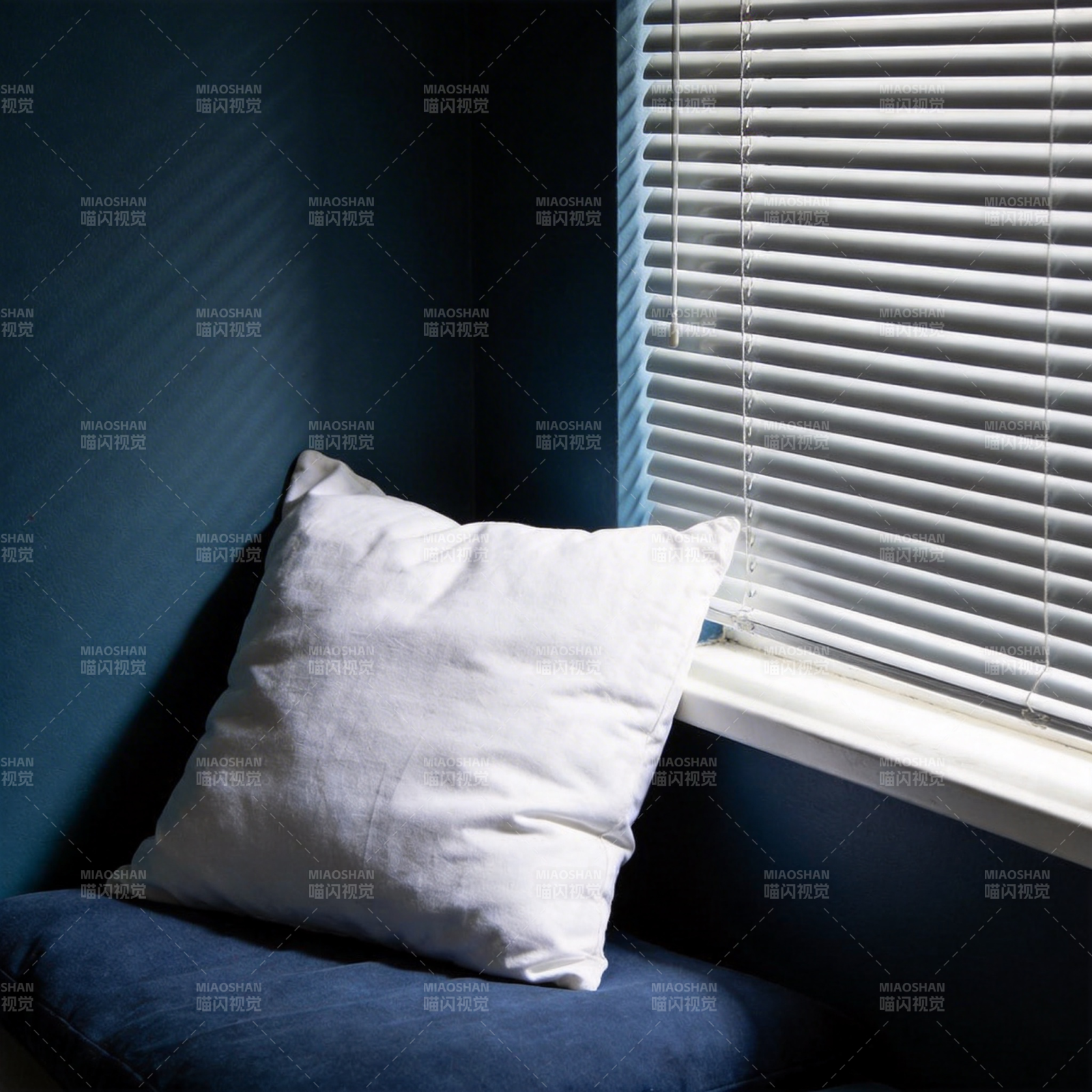 窗边白枕静谧时光图片