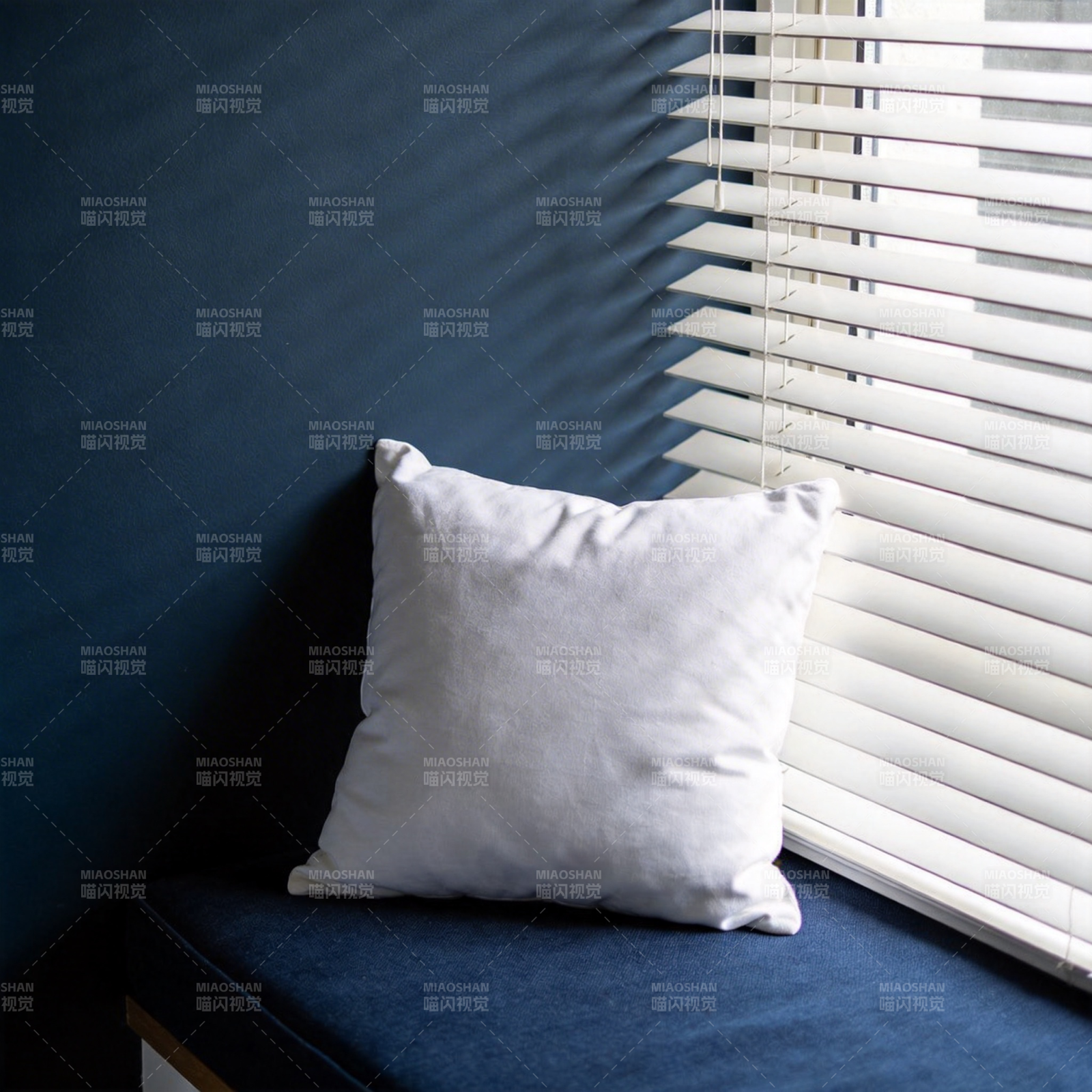 窗边白枕静谧时光图片