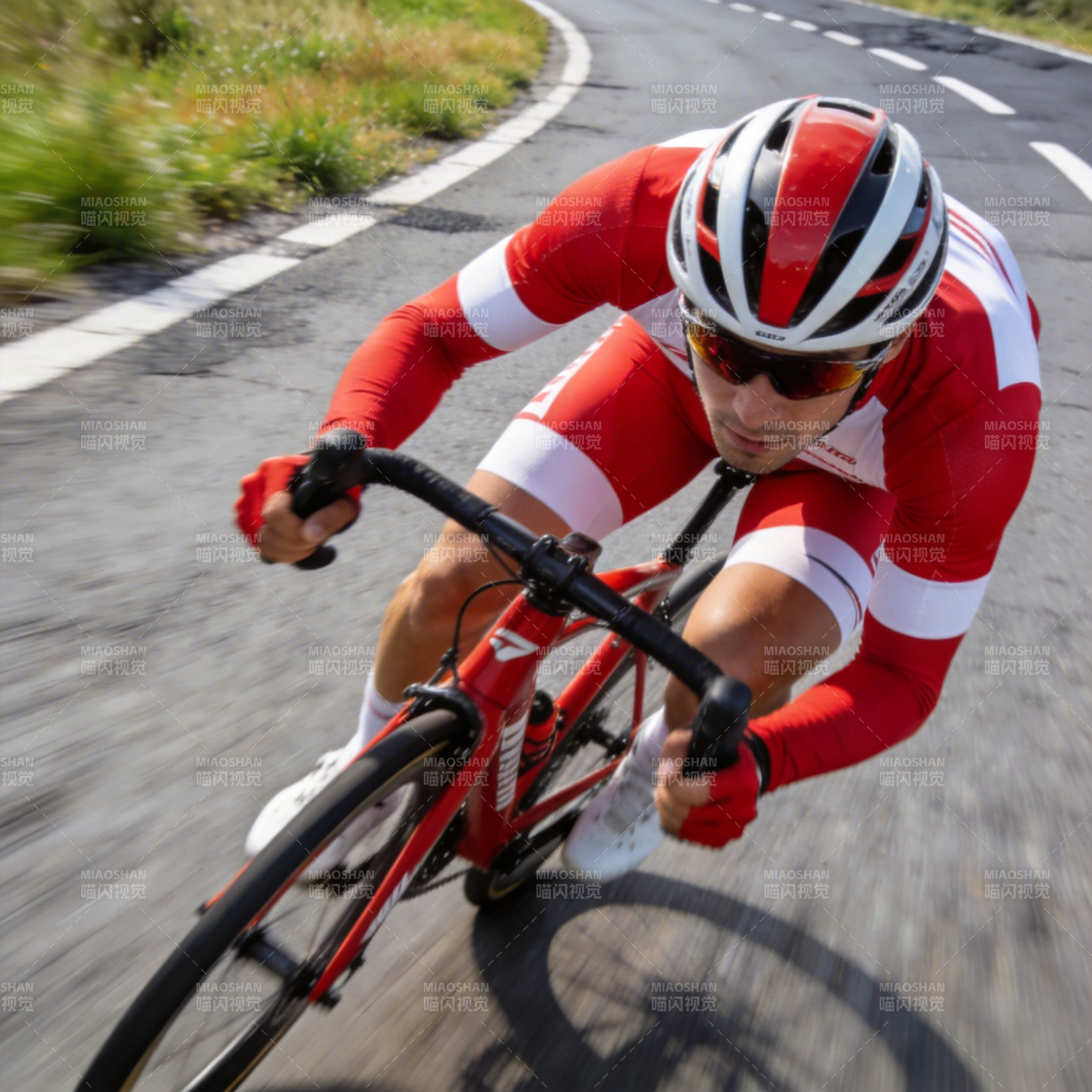 疾驰的骑行者图片