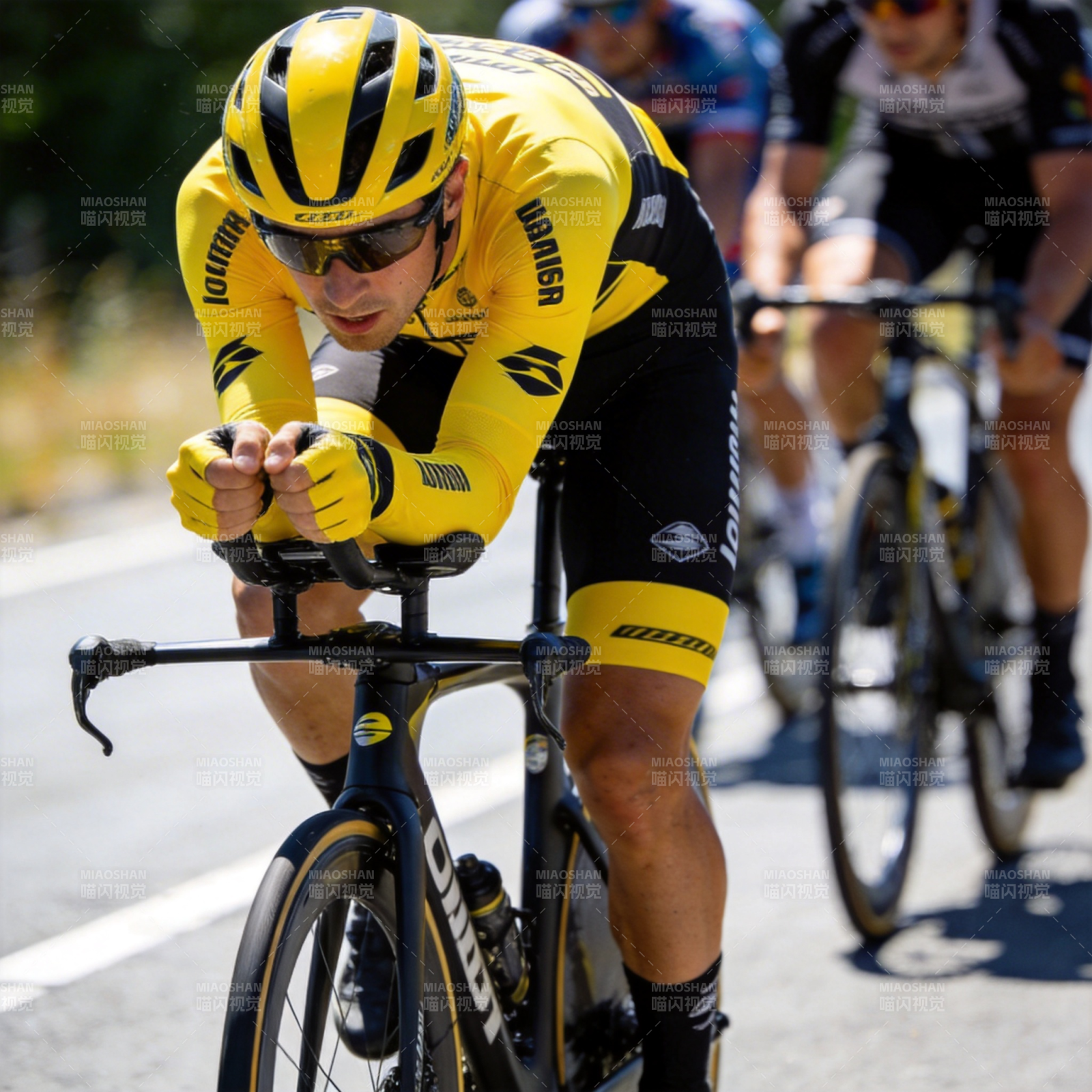 黄衫骑手冲刺瞬间图片