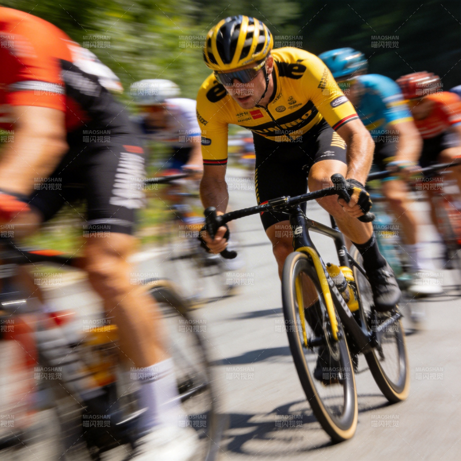 骑行竞速瞬间图片