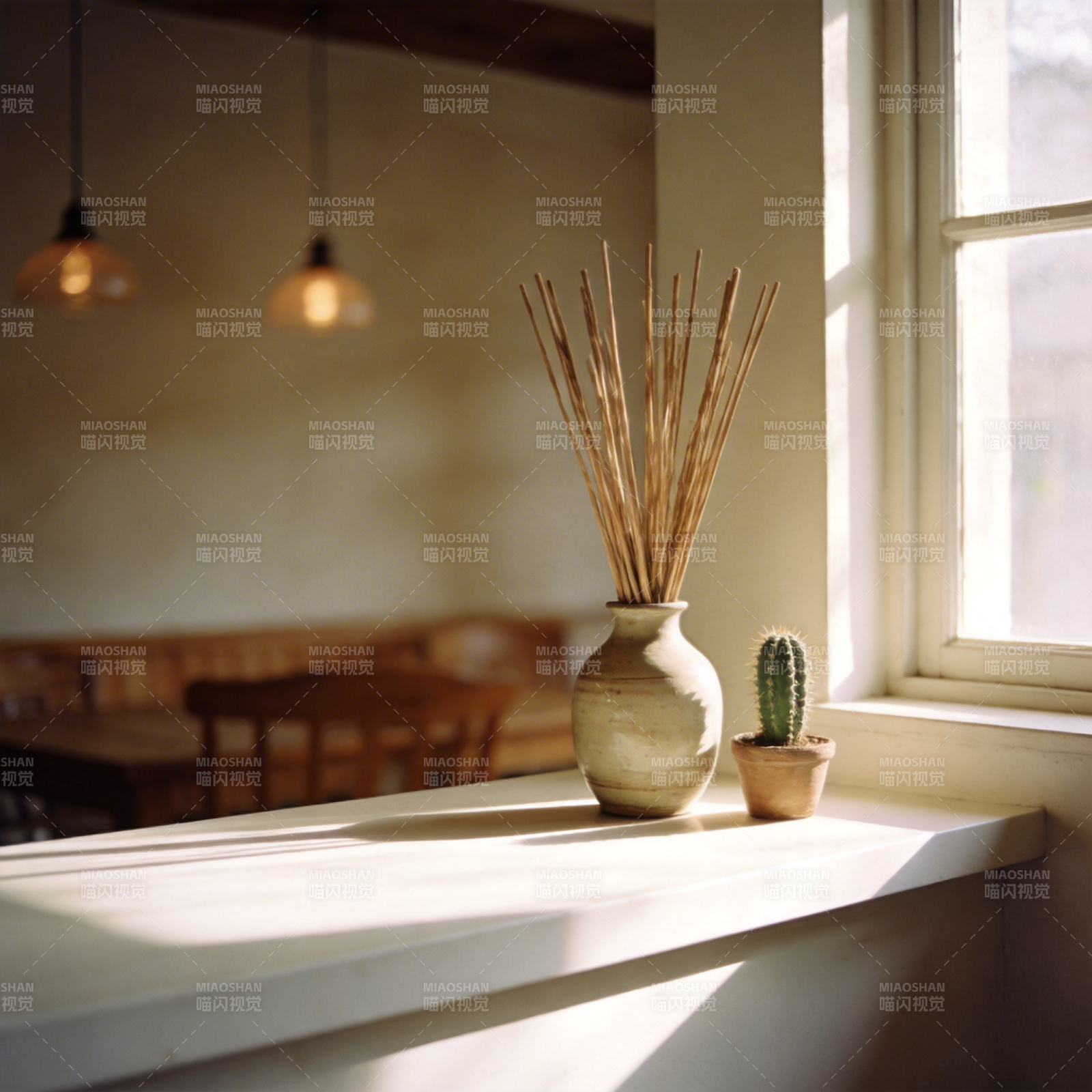 窗台静物 光影相伴图片