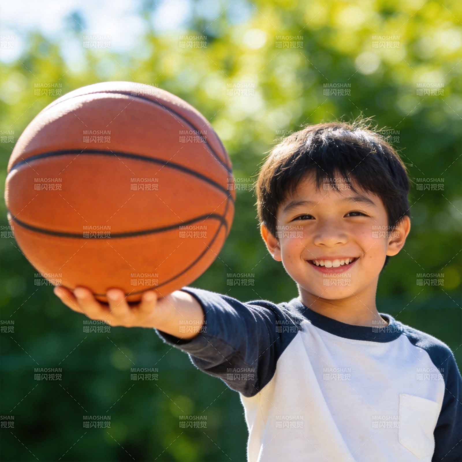 小篮球手微笑图片