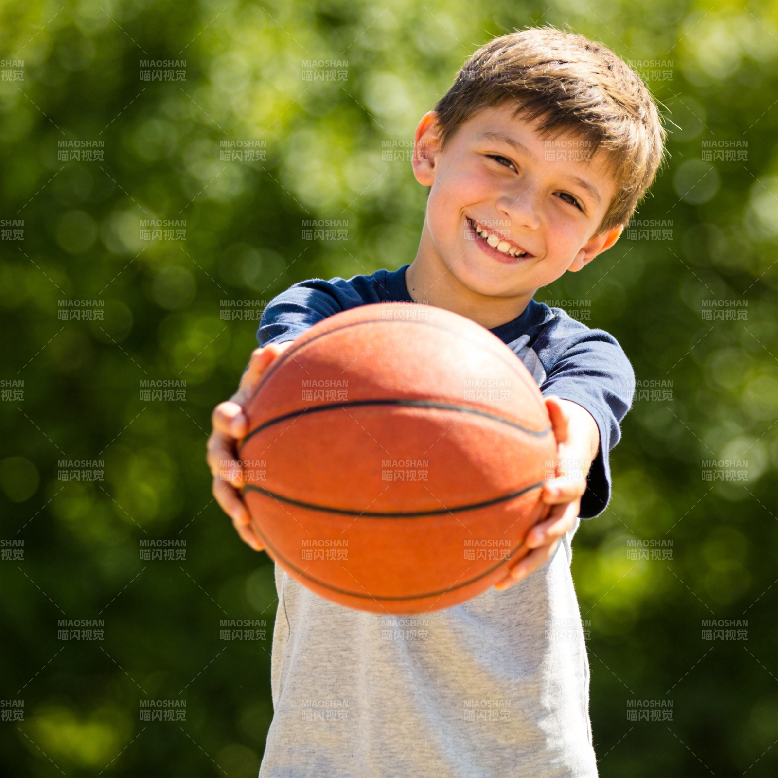 男孩开心打篮球图片