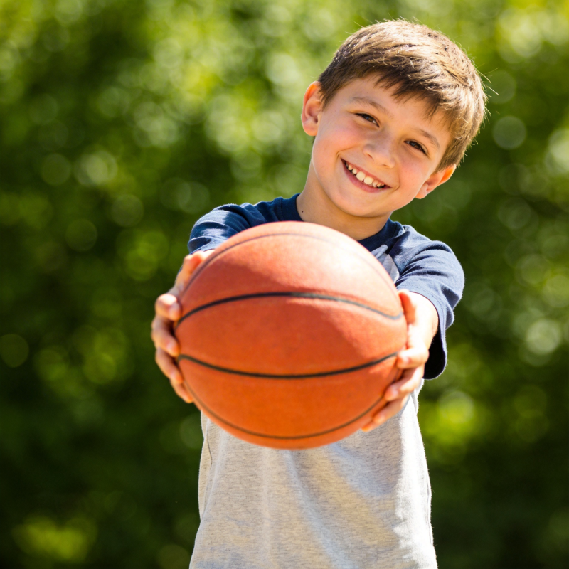 男孩开心打篮球图片