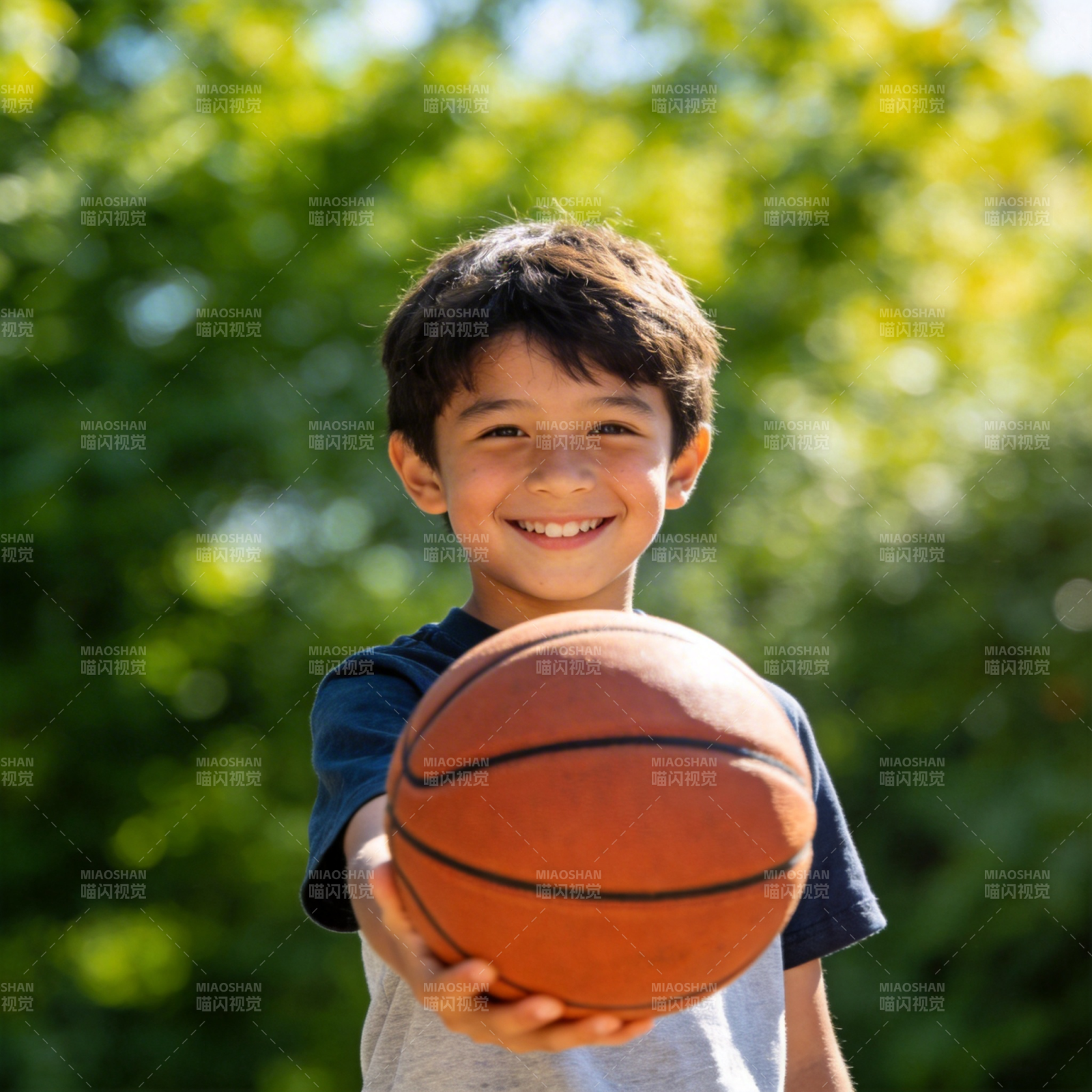 少年持球微笑图片
