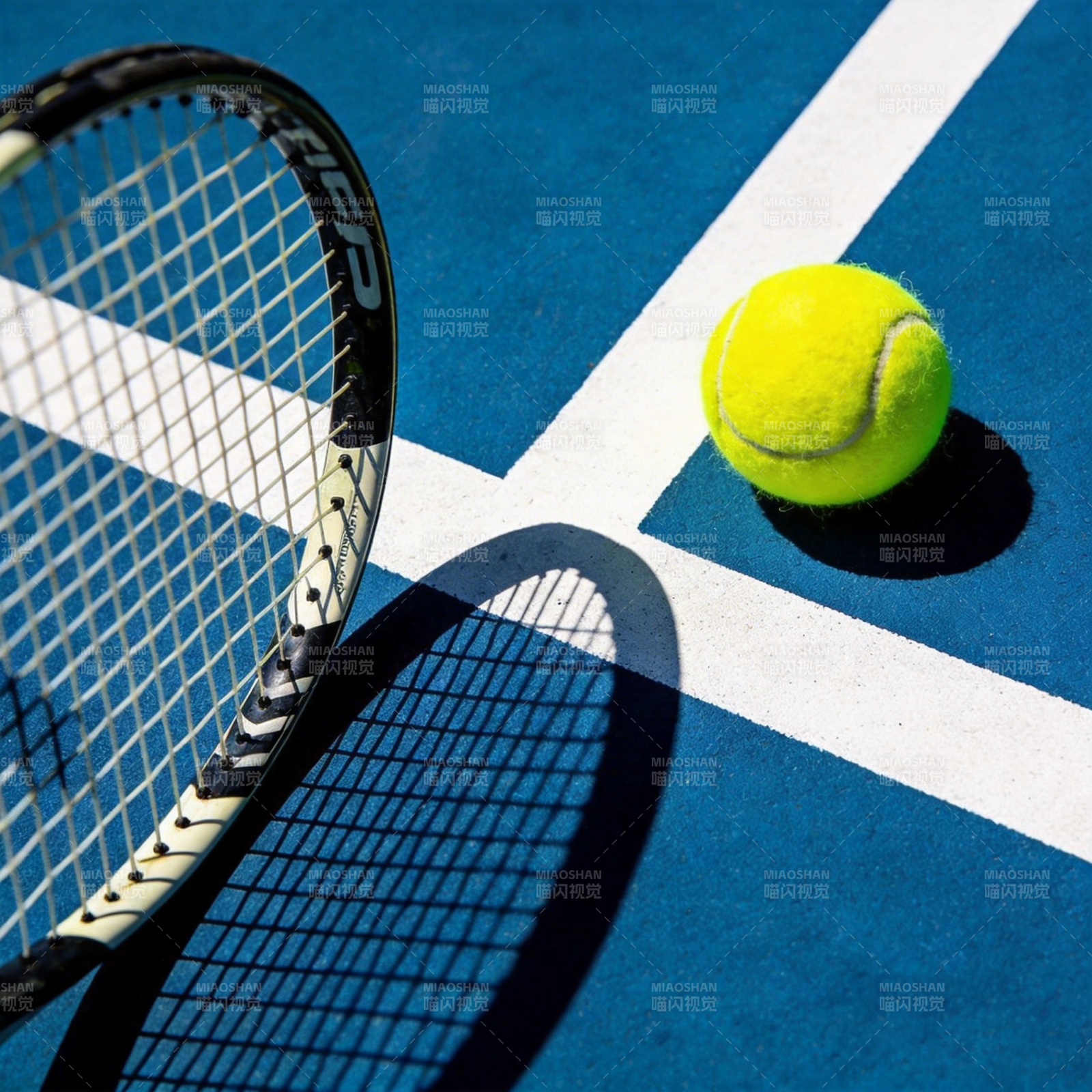 网球与球拍的瞬间图片