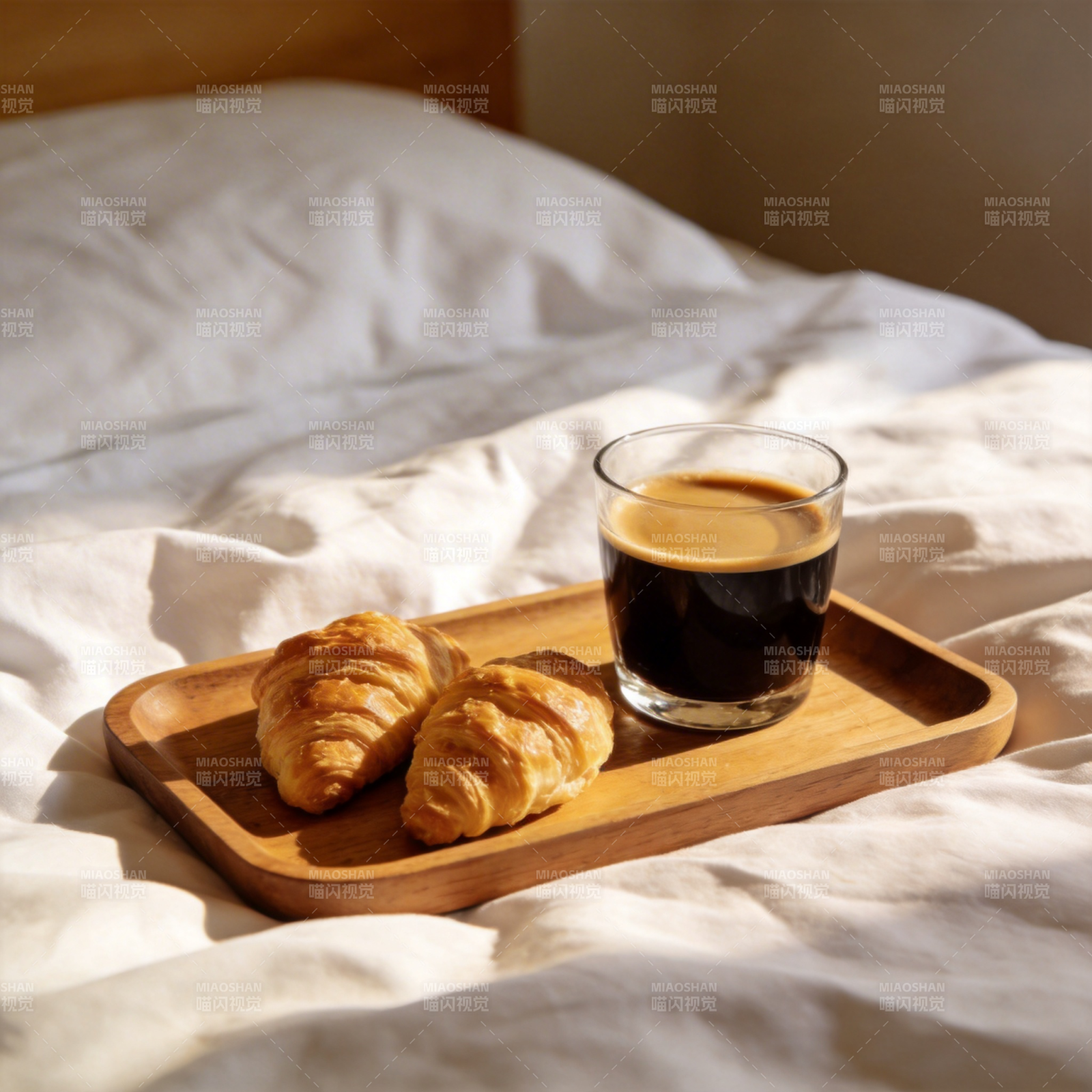床畔咖啡与羊角面包图片