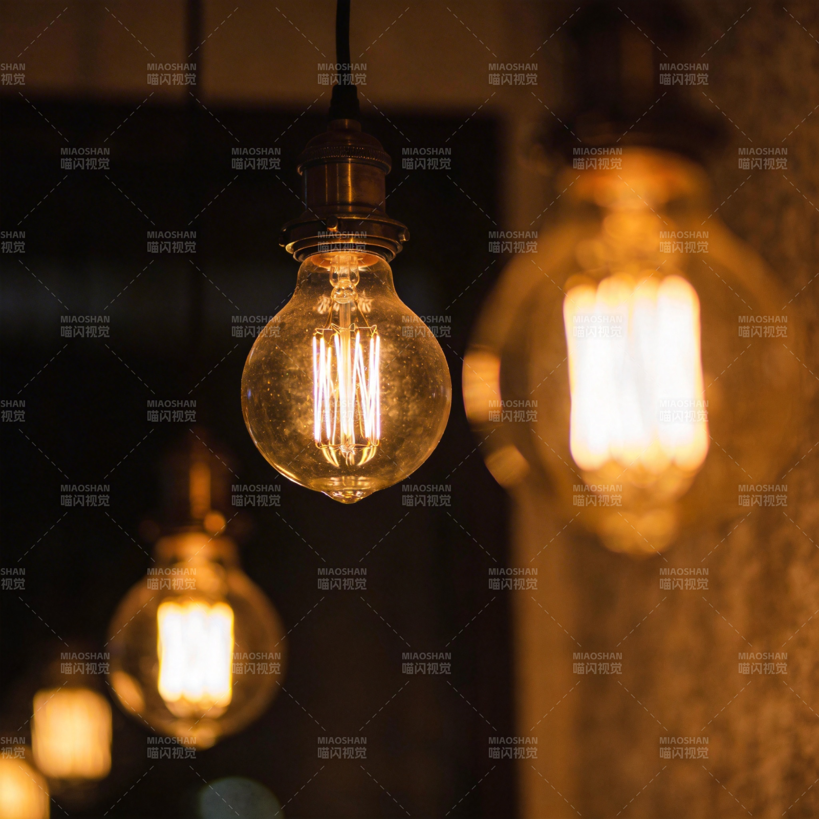 暖光灯泡悬垂图片