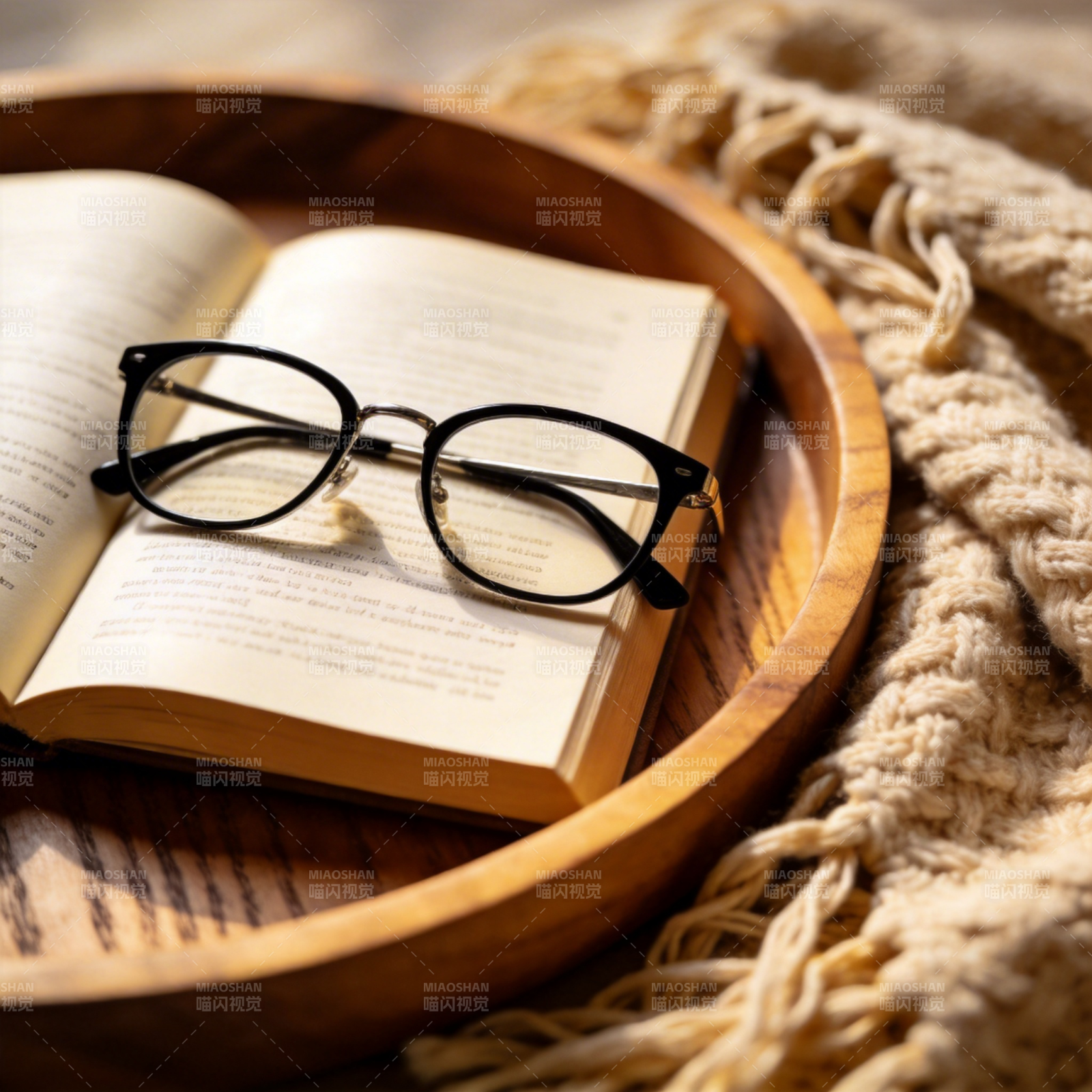 书与眼镜的静谧时光图片