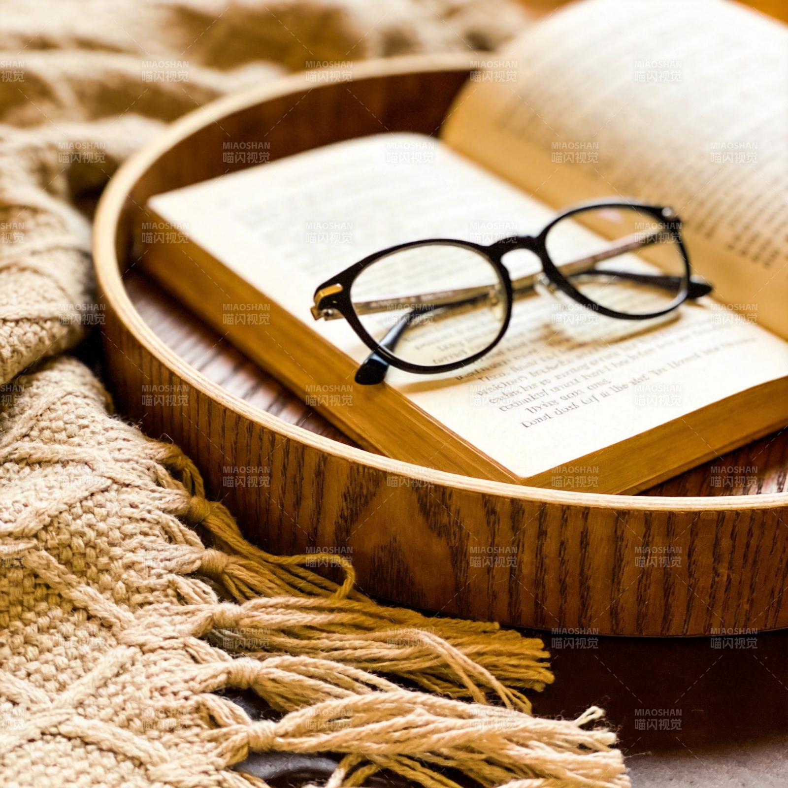 书与眼镜的静谧时光图片