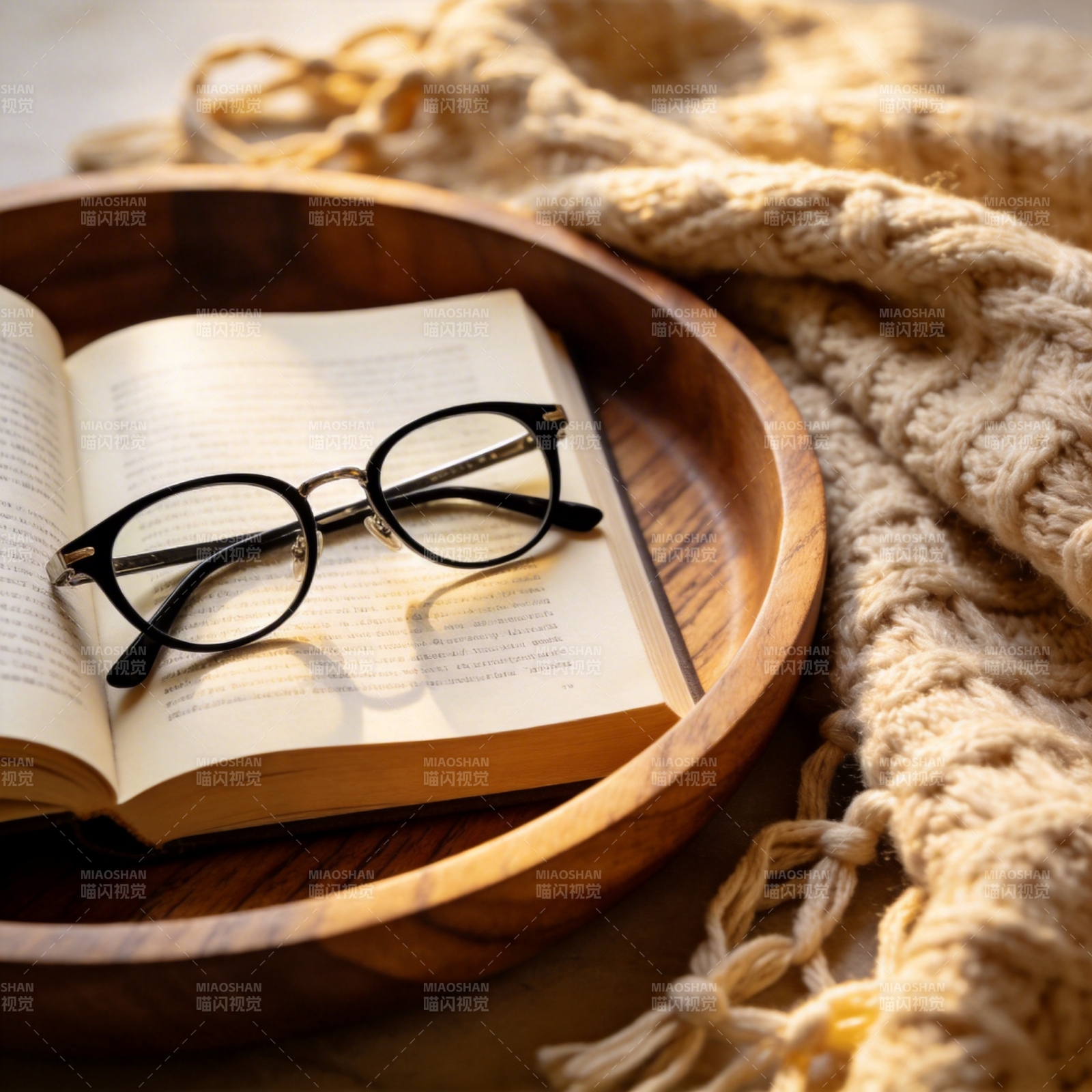 书与眼镜的静谧时光图片
