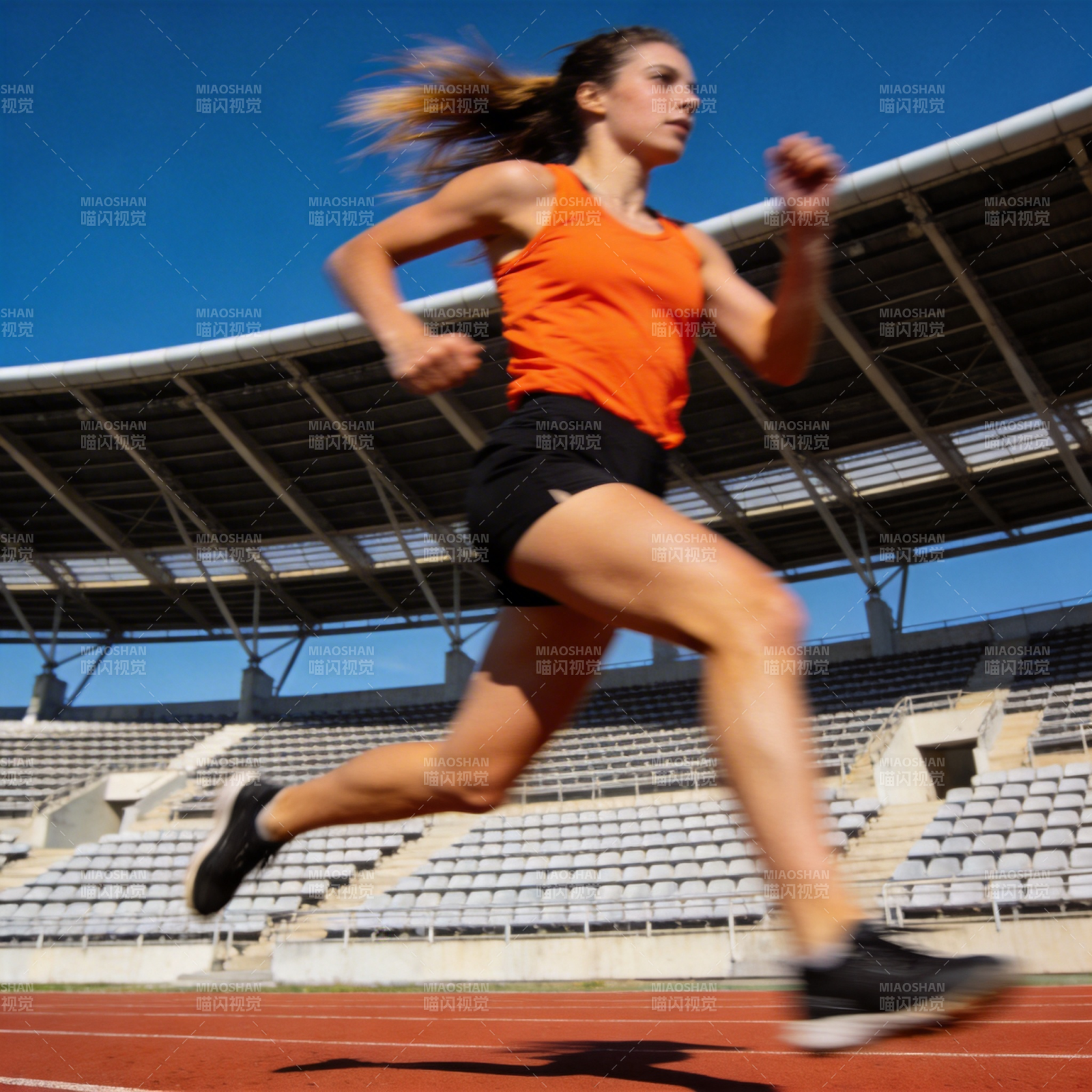 赛道上的奔跑瞬间图片